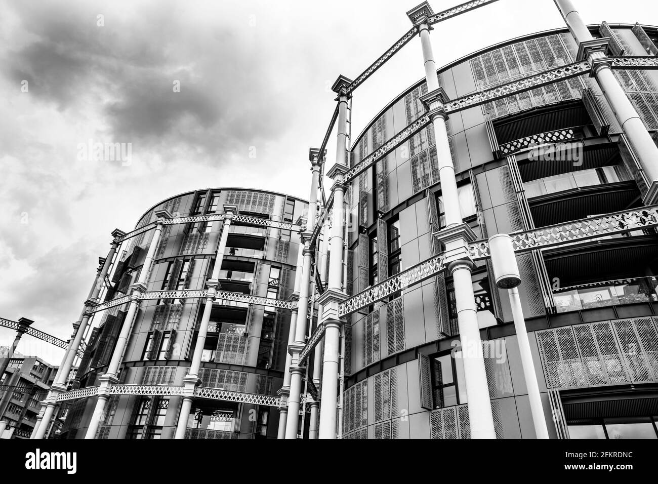 Porta gas con cielo coperto Foto Stock