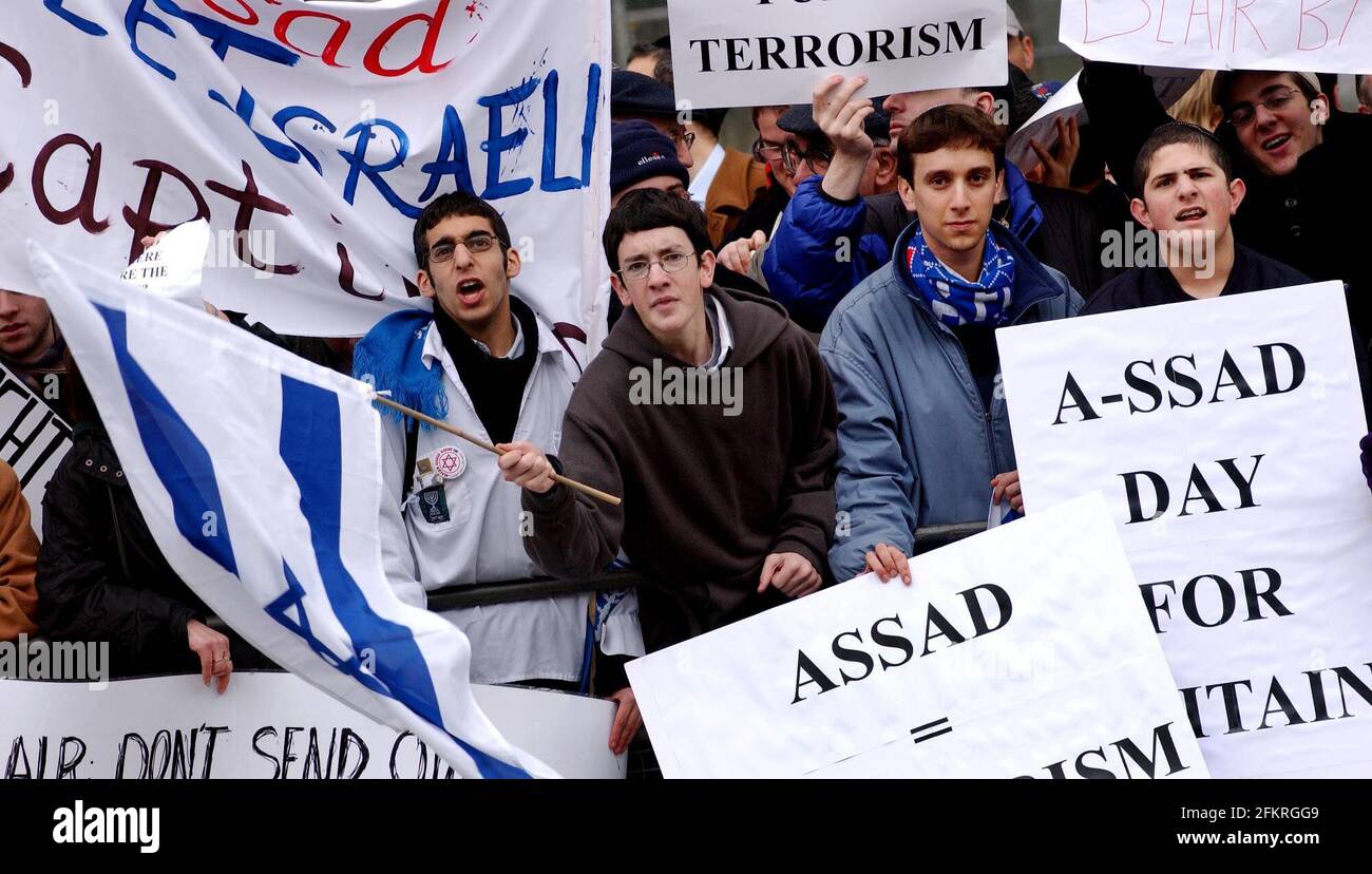 Manifestanti fuori Downing Street questa mattina in attesa del presidente Bashar al-Assad della Siria per arrivare a Downing Street questa mattina .16 dicembre 2002 foto Andy Paradise Foto Stock