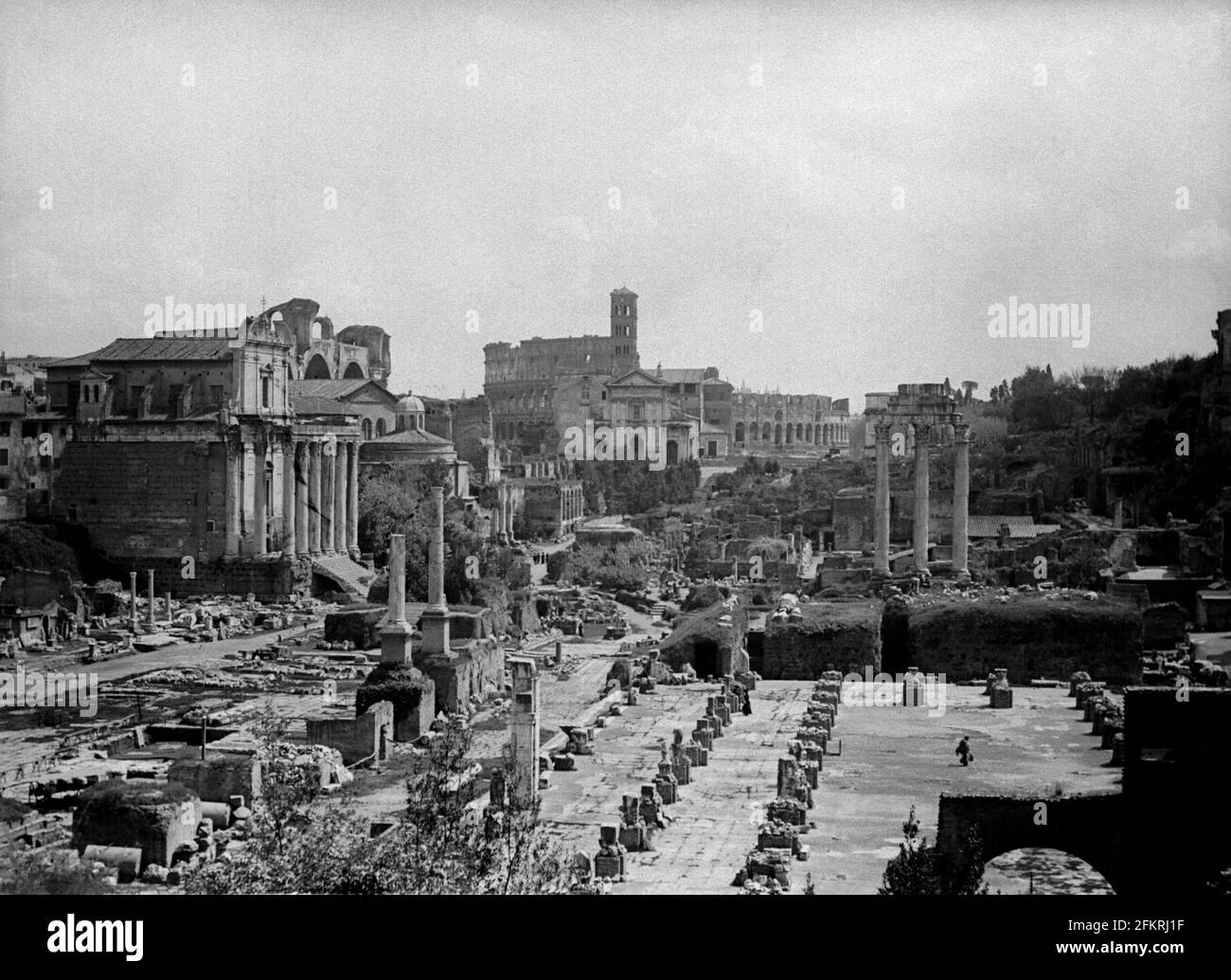 AJAXNETPHOTO. c.1908 -14. ROMA, ITALIA. - ALBUM GRAND TOUR; SCANSIONI DA NEGATIVI ORIGINALI IN VETRO IMPERIALE - FORO ROMANO. FOTOGRAFO: SCONOSCIUTO. FONTE: AJAX VINTAGE PICTURE LIBRARY COLLECTION.CREDIT: AJAX VINTAGE PICTURE LIBRARY. REF;1900 6 09 Foto Stock