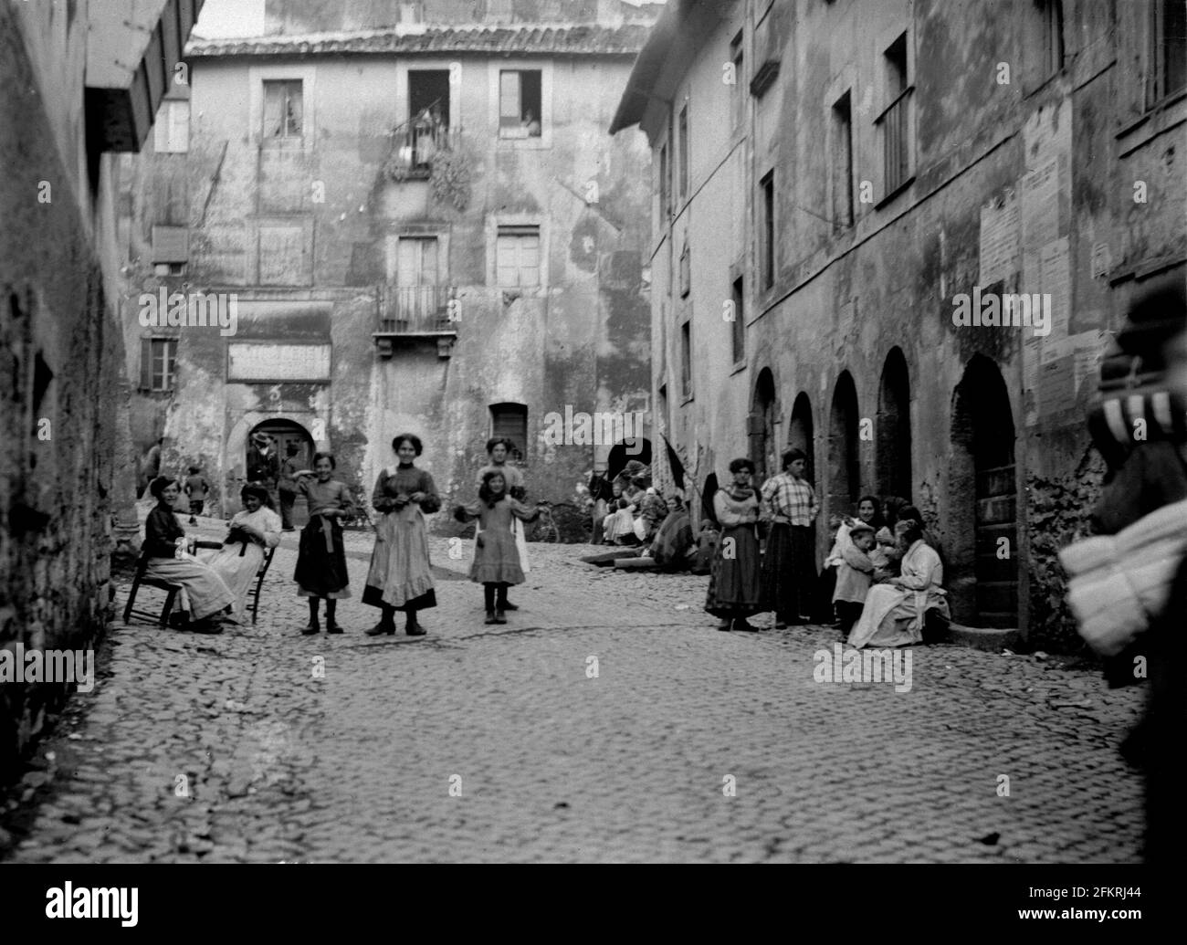 AJAXNETPHOTO. c.1908 -14. ROMA, ITALIA. - ALBUM GRAND TOUR; SCANSIONI DA NEGATIVI ORIGINALI IN VETRO IMPERIALE - SCENA IN UNA DELLE STRADE COLLINOSE DELLA CITTÀ. FOTOGRAFO: SCONOSCIUTO. FONTE: AJAX VINTAGE PICTURE LIBRARY COLLECTION.CREDIT: AJAX VINTAGE PICTURE LIBRARY. RIF; 1900 2 05 Foto Stock