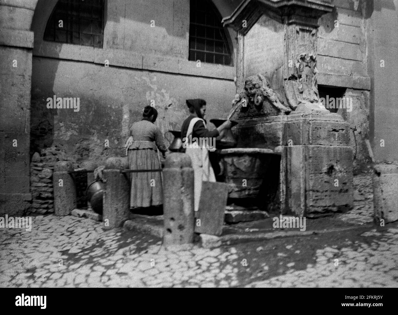 AJAXNETPHOTO. c.1908 -14. ROMA, ITALIA. - ALBUM DEL GRAND TOUR; SCANSIONI DA NEGATIVI ORIGINALI DEL VETRO IMPERIALE - DONNE CHE RIEMPIONO LE CARAFFE DALLA FONTANA PUBBLICA DELL'ACQUA. FOTOGRAFO: SCONOSCIUTO. FONTE: AJAX VINTAGE PICTURE LIBRARY COLLECTION.CREDIT: AJAX VINTAGE PICTURE LIBRARY. RIF; 1900 3 15 Foto Stock