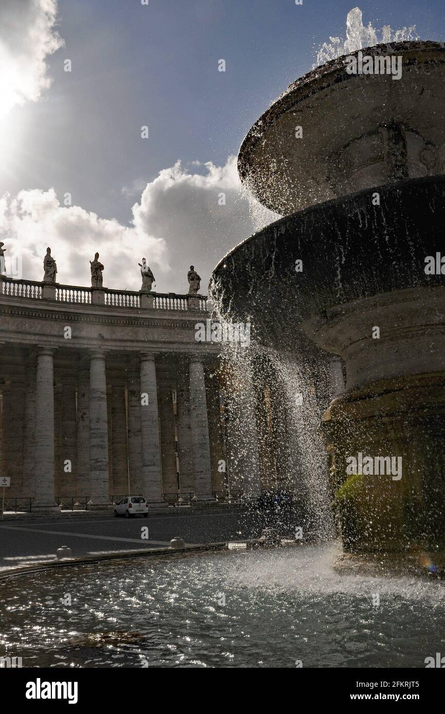 Fontana in Piazza san Pietro a Roma Foto Stock