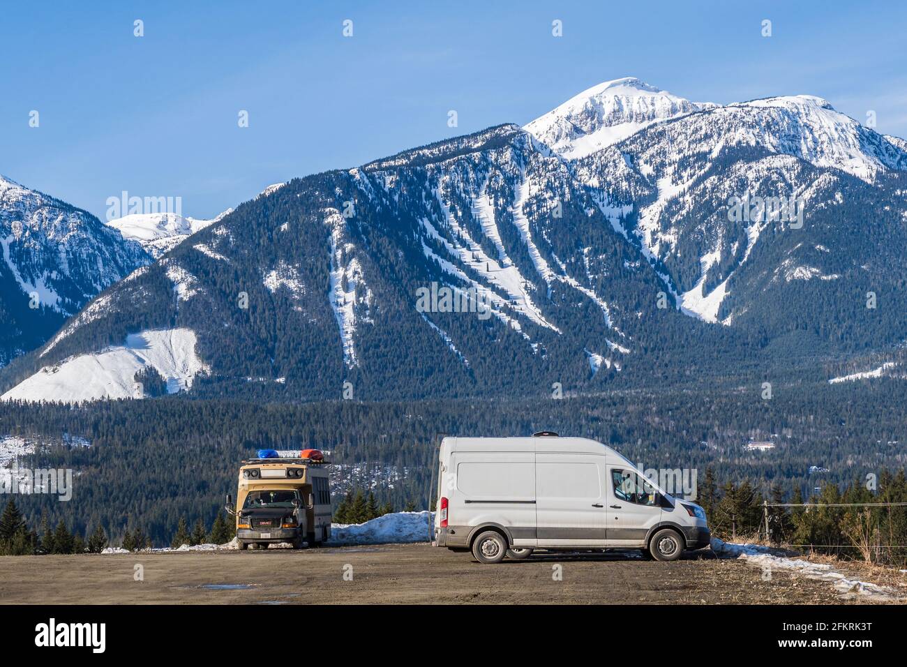 REVELSTOKE, CANADA - 16 MARZO 2021: Casa a motore parcheggiata vicino alla località di montagna con montagne innevate sullo sfondo Foto Stock