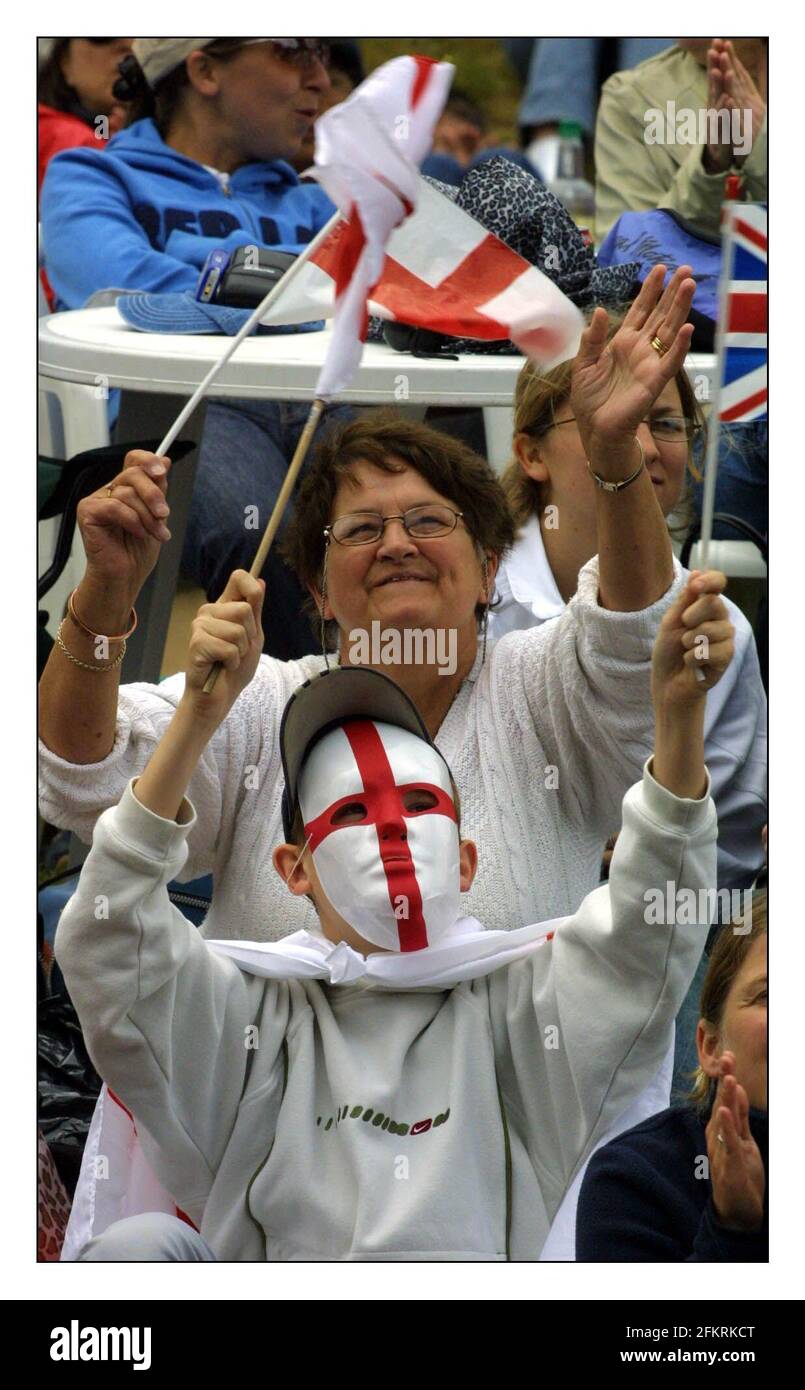 Wimbledon......... Henman Hill mentre Tim Henman suona M Kratochvilpic David Sandison 1/7/2002 Foto Stock