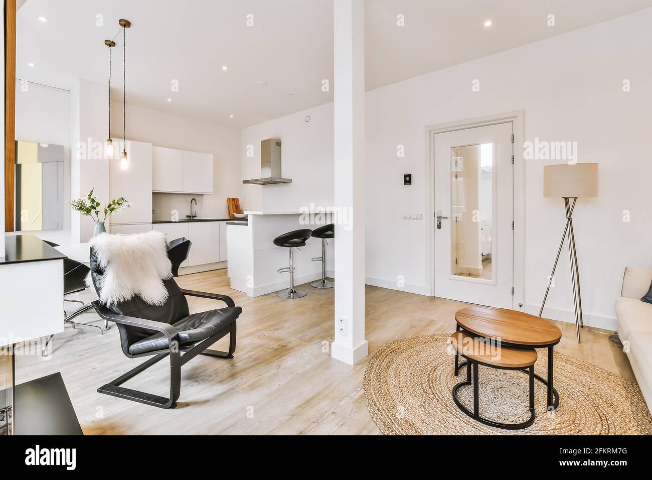 Soggiorno e cucina di appartamento moderno Foto Stock