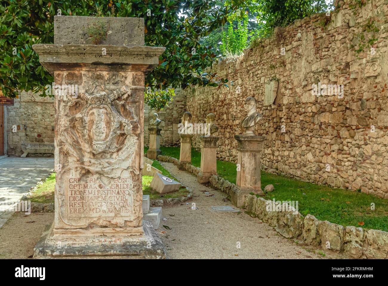 Giardino di sculture al Museo dell Alto Medioevo introduzione, Ascoli Piceno, Italia Foto Stock