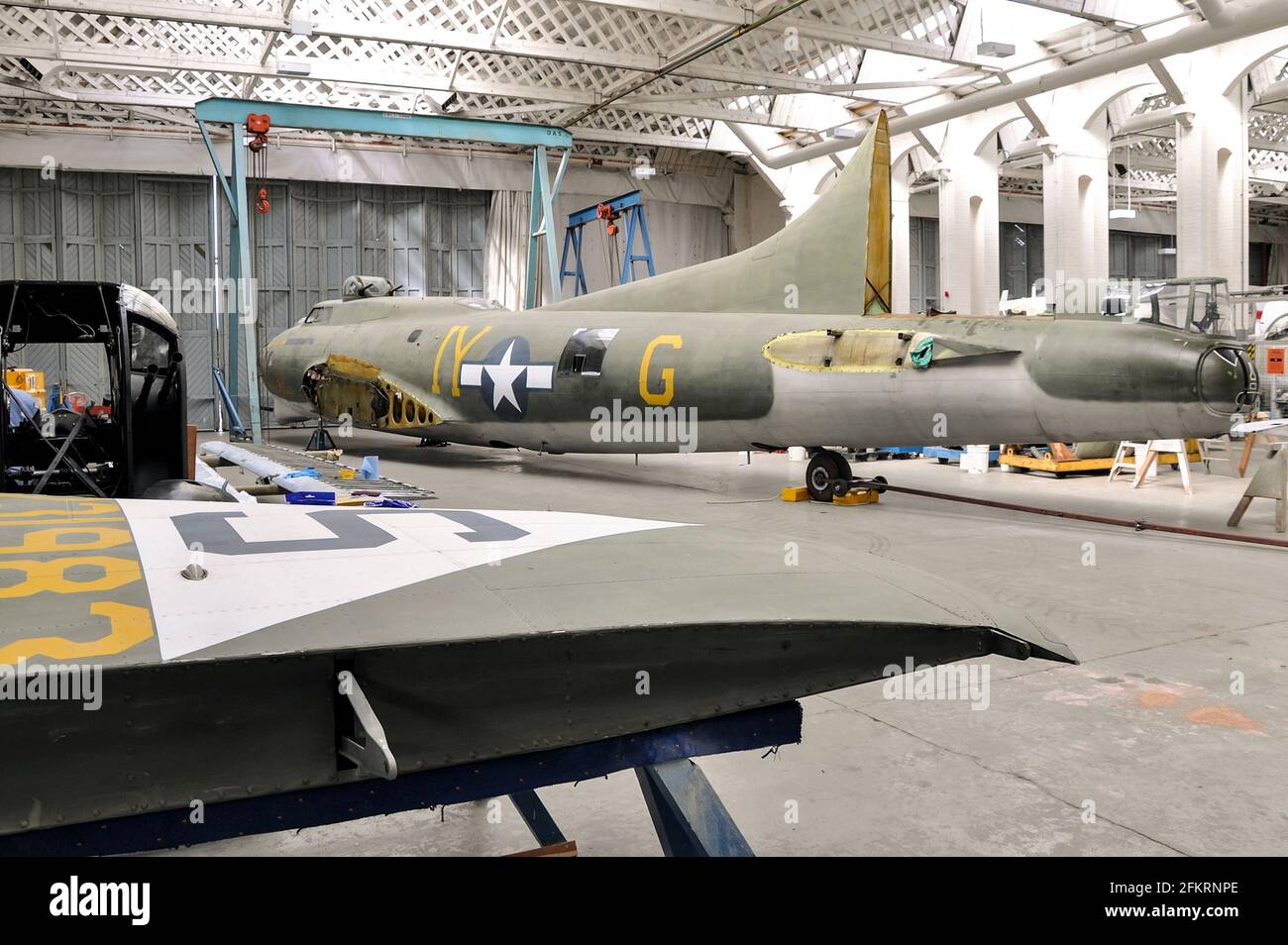 Boeing B-17 Flying Fortress aereo bomber seconda guerra mondiale Mary Alice smantellò l'hangar Belfast Truss durante il restauro per gli americani Museo dell'aria Foto Stock