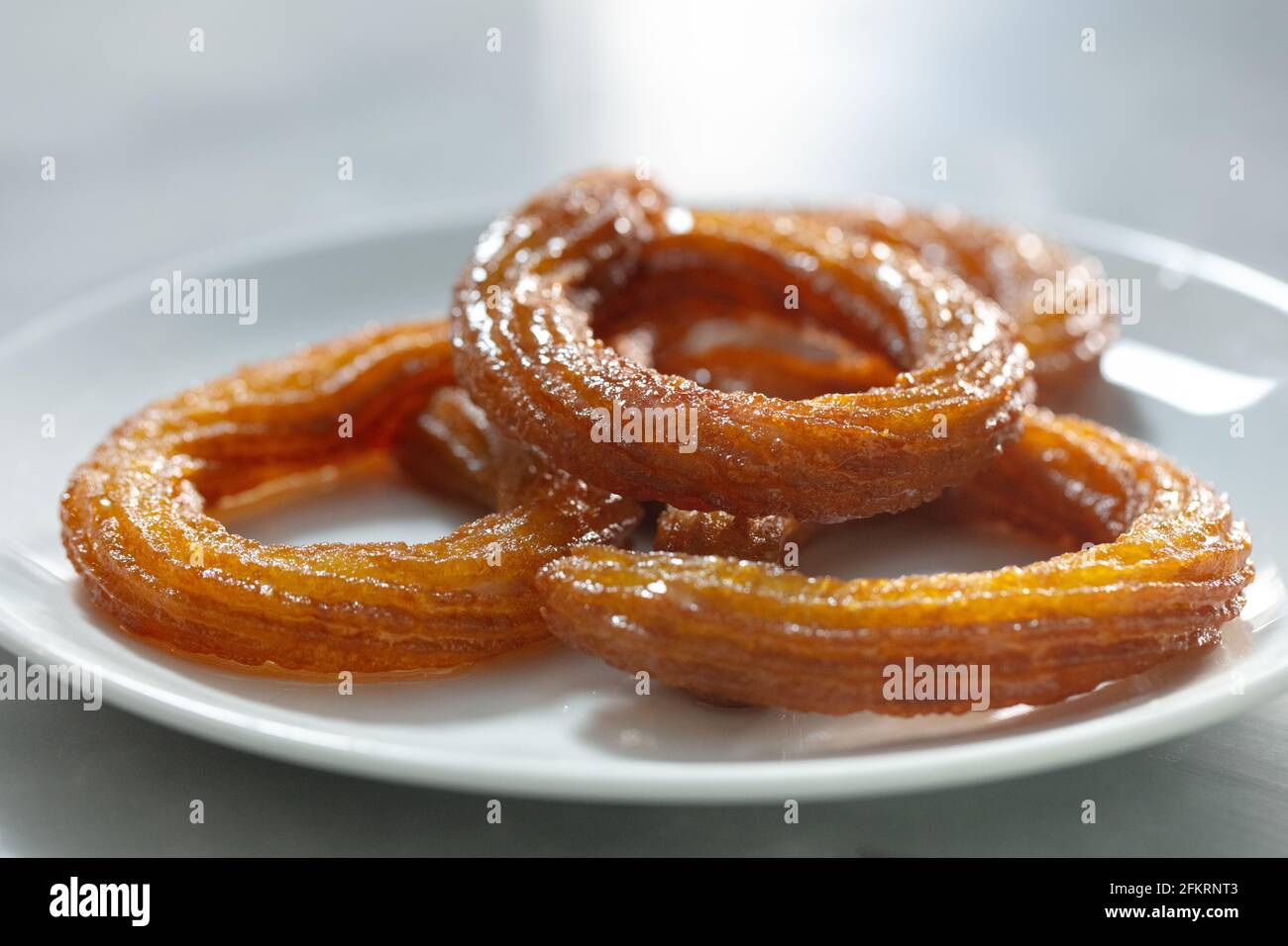 Tradizionale dolce anello turco Halka Tatli. Dessert fritti circolari. Dolci arabi Ramadan Kareem Foto Stock
