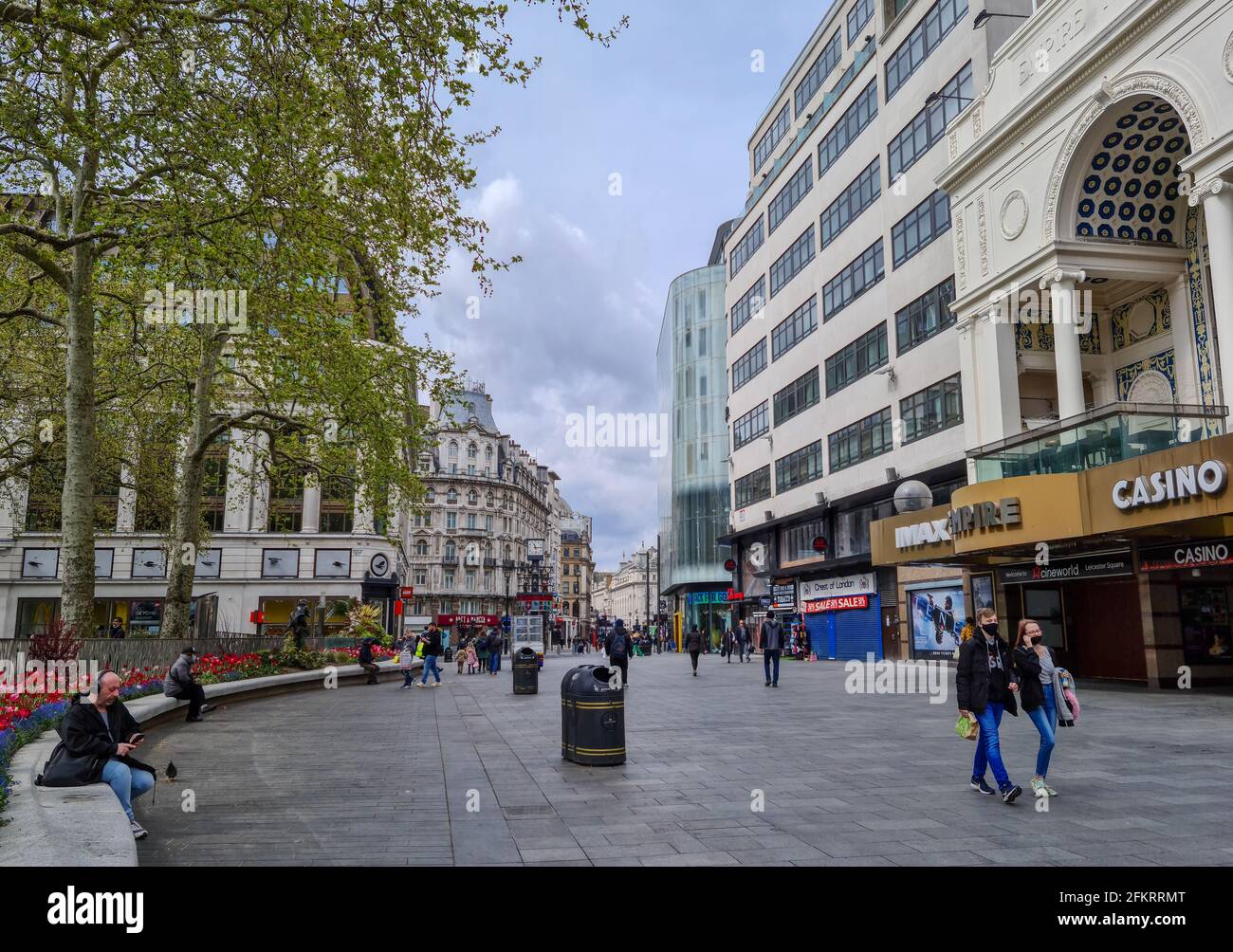 Una vista generale della strada di Leicester Square. Un famoso punto di riferimento turistico e centro culturale. Foto Stock