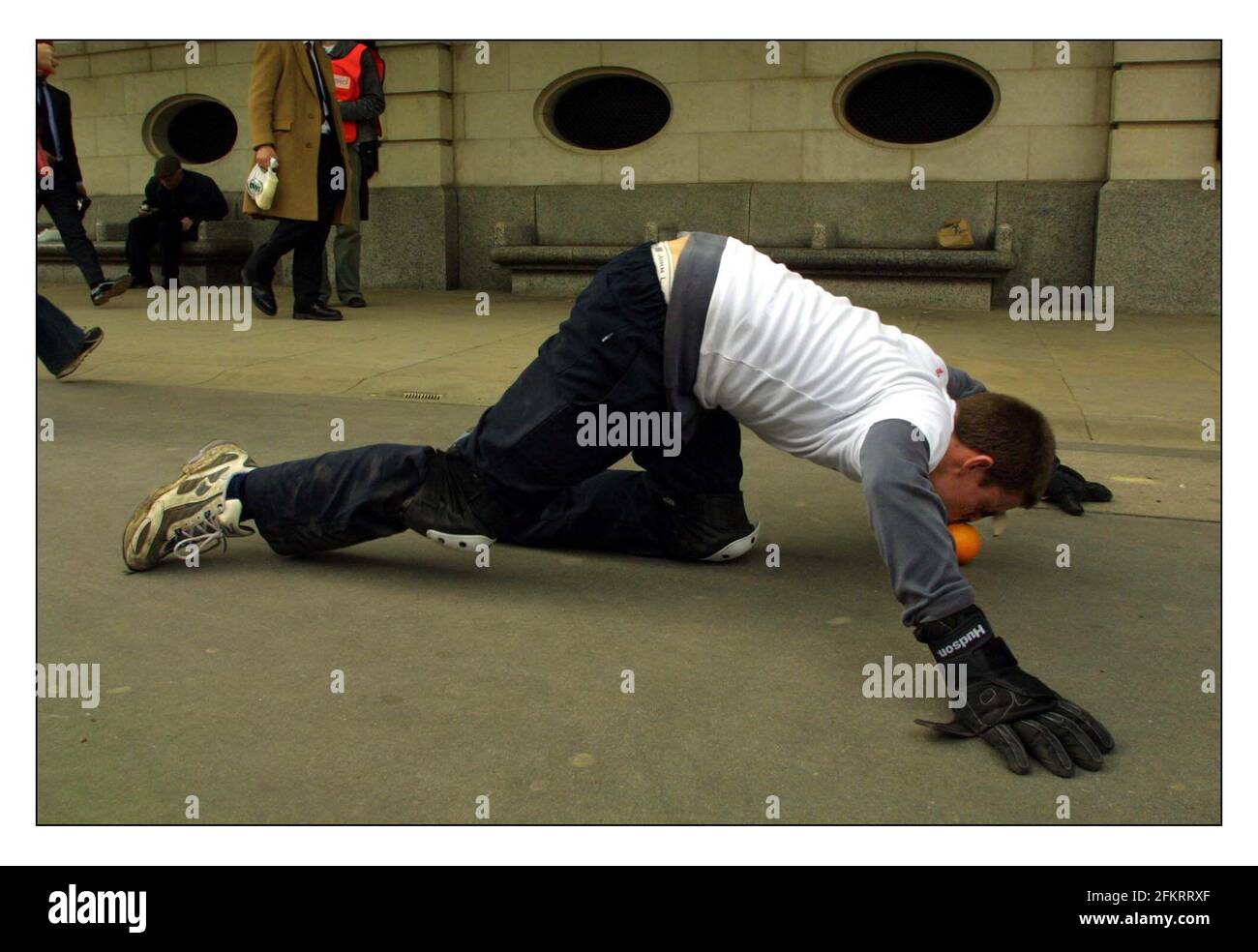 Myles Anderson rotolò un miglio arancione attraverso la città Di Londra in 1 ora e 14 minuti in un Tentativo di entrare nel libro di Guiness dei record che era Raccolta anche di denaro per Action Aid.pic David Sandison 22/3/2002 Foto Stock