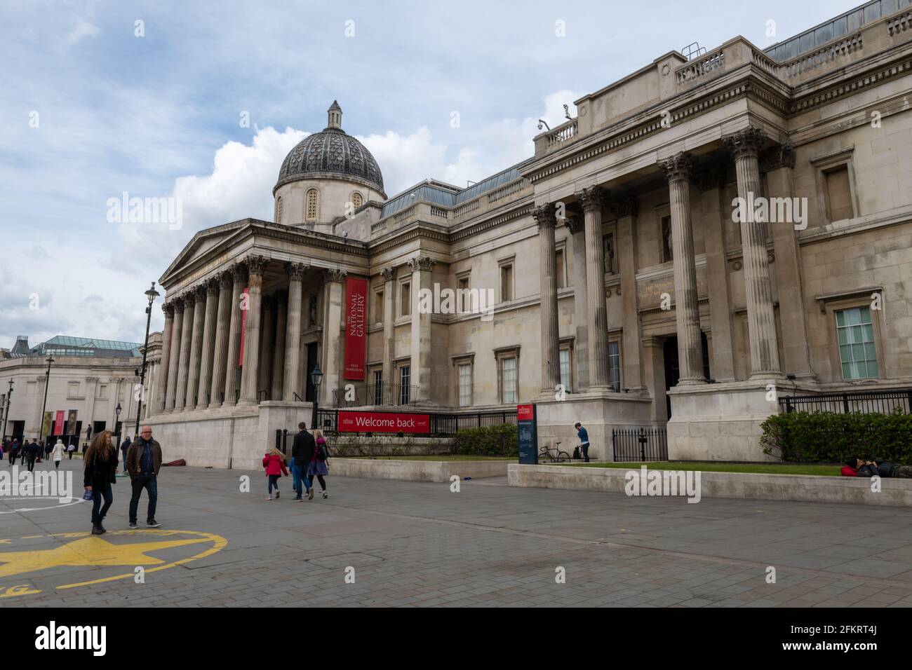 Una vista sulla strada dell'iconica Galleria Nazionale in Trafalgar Square. Foto Stock