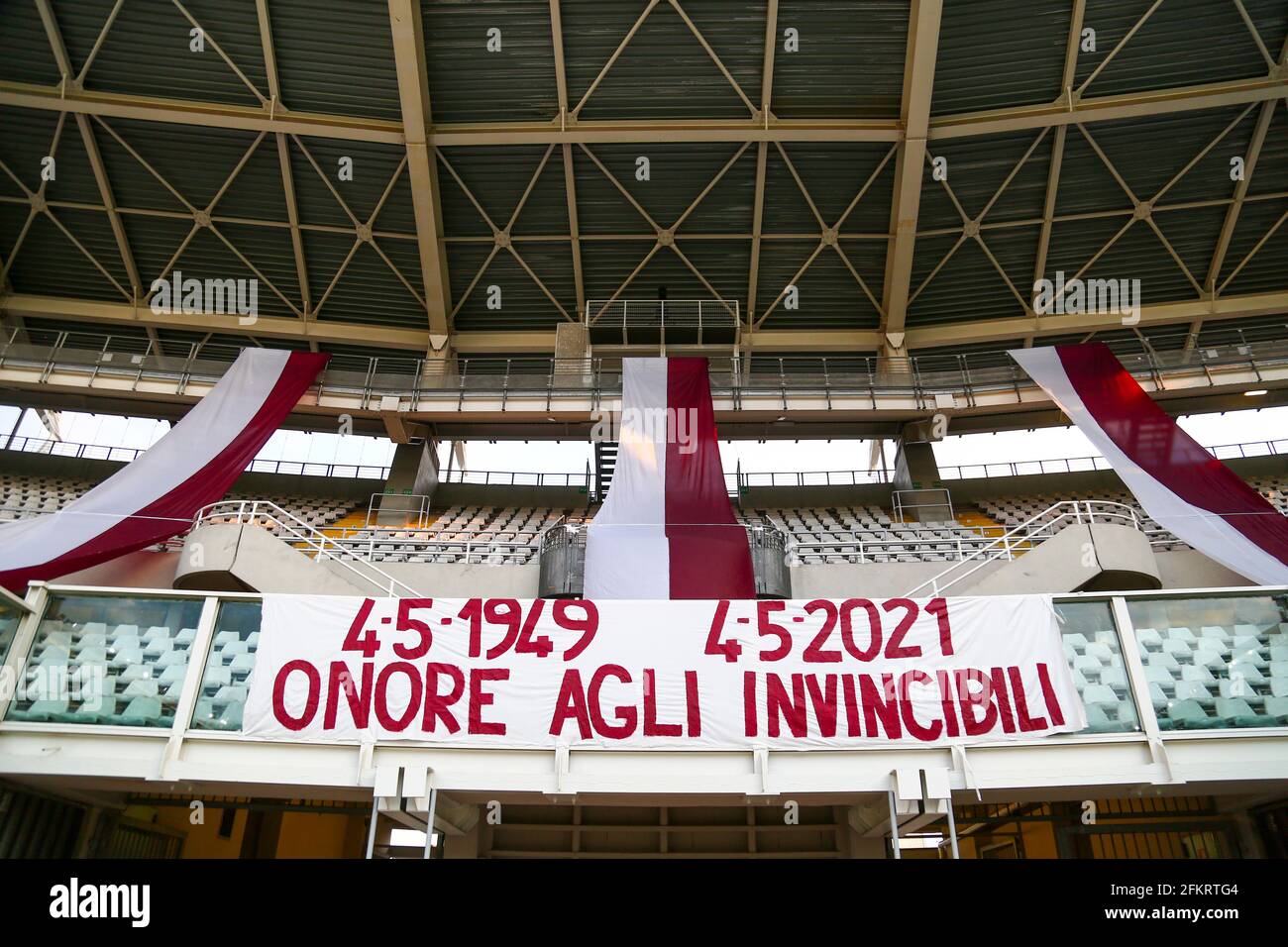 I tifosi del Torino FC commemorano la "tragedia della Superga" con un banner Durante la Serie UNA partita di calcio tra il Torino FC e. Parma Calcio 1913 al Gr. Olimpico Foto Stock