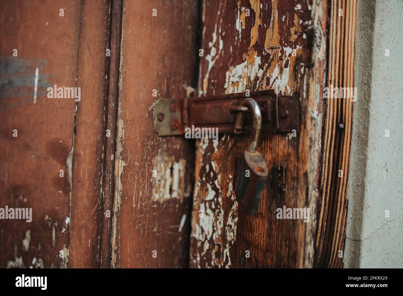 Porta vecchia con serratura rotta Foto stock - Alamy