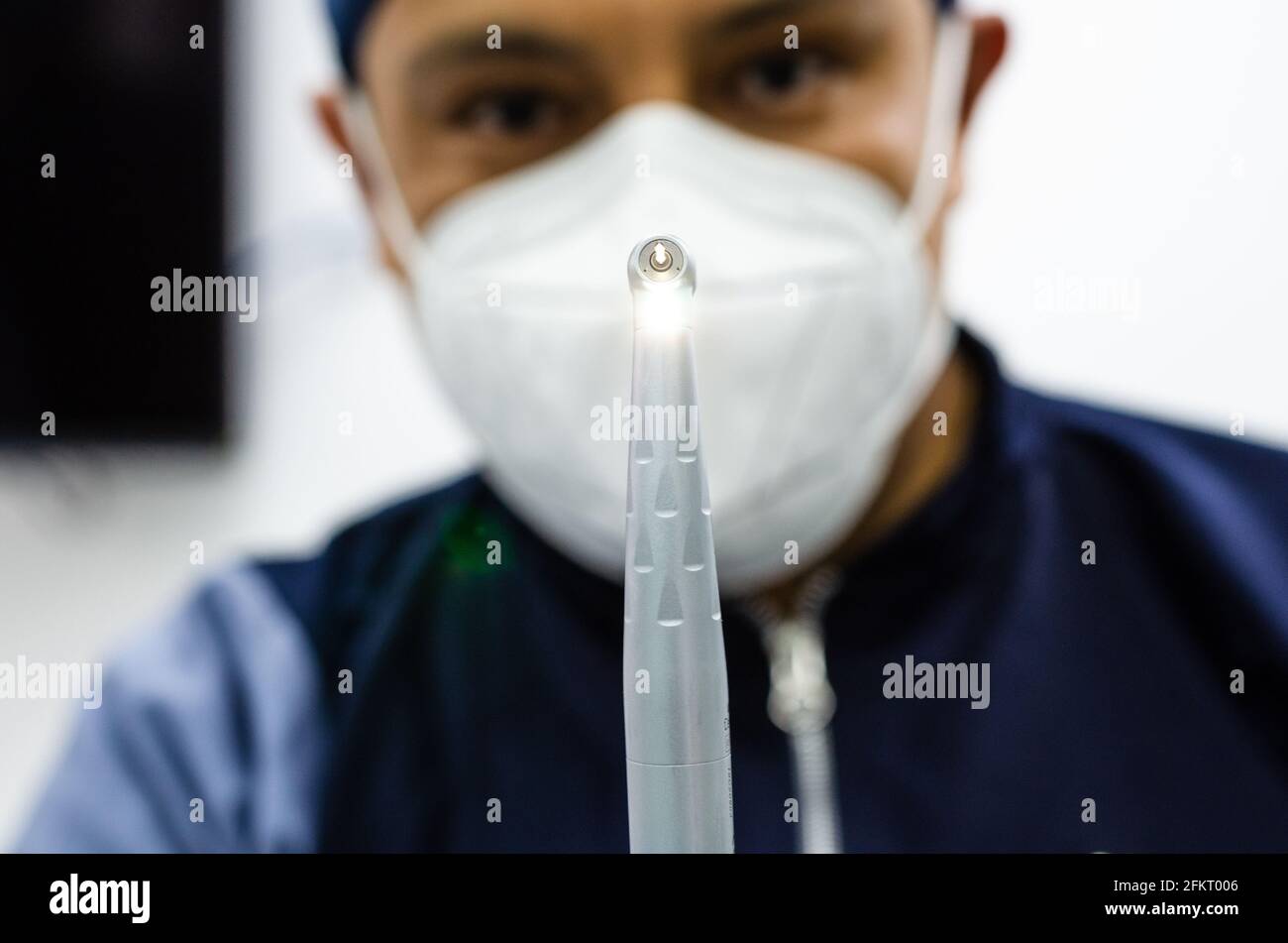 Immagine di un dentista con strumenti odontoiatrici in mani. Foto Stock