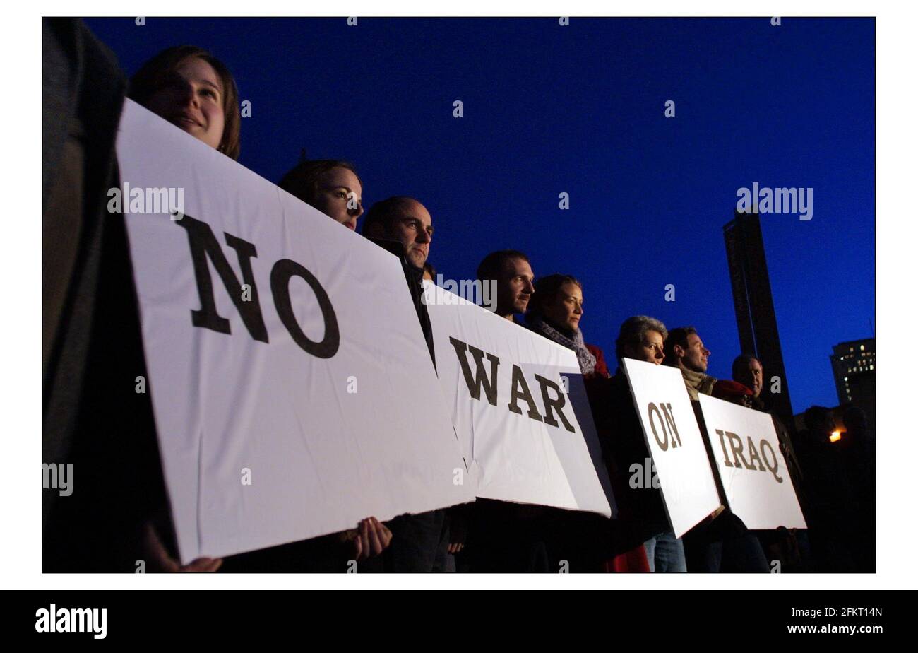 Lavoratori e attori al Teatro Nazionale una brevissima protesta contro la guerra contro Iroq... Ralph Fiennes al centro con Janet Mc teer sulla sua rt.pic David Sandison 3/2/2003 Foto Stock