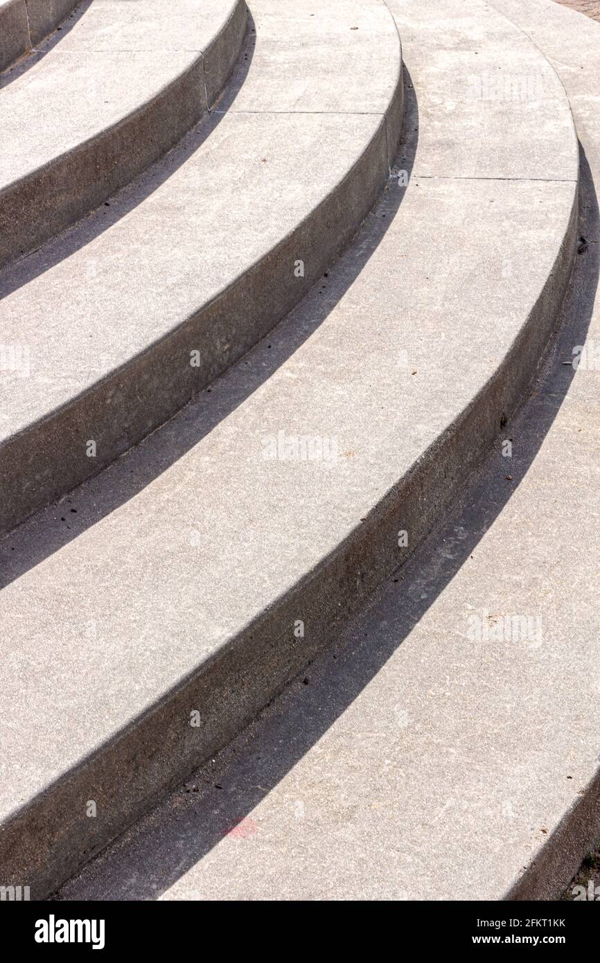 I gradini in cemento curvato creano un design astratto di linee curventi con grazia. Foto Stock