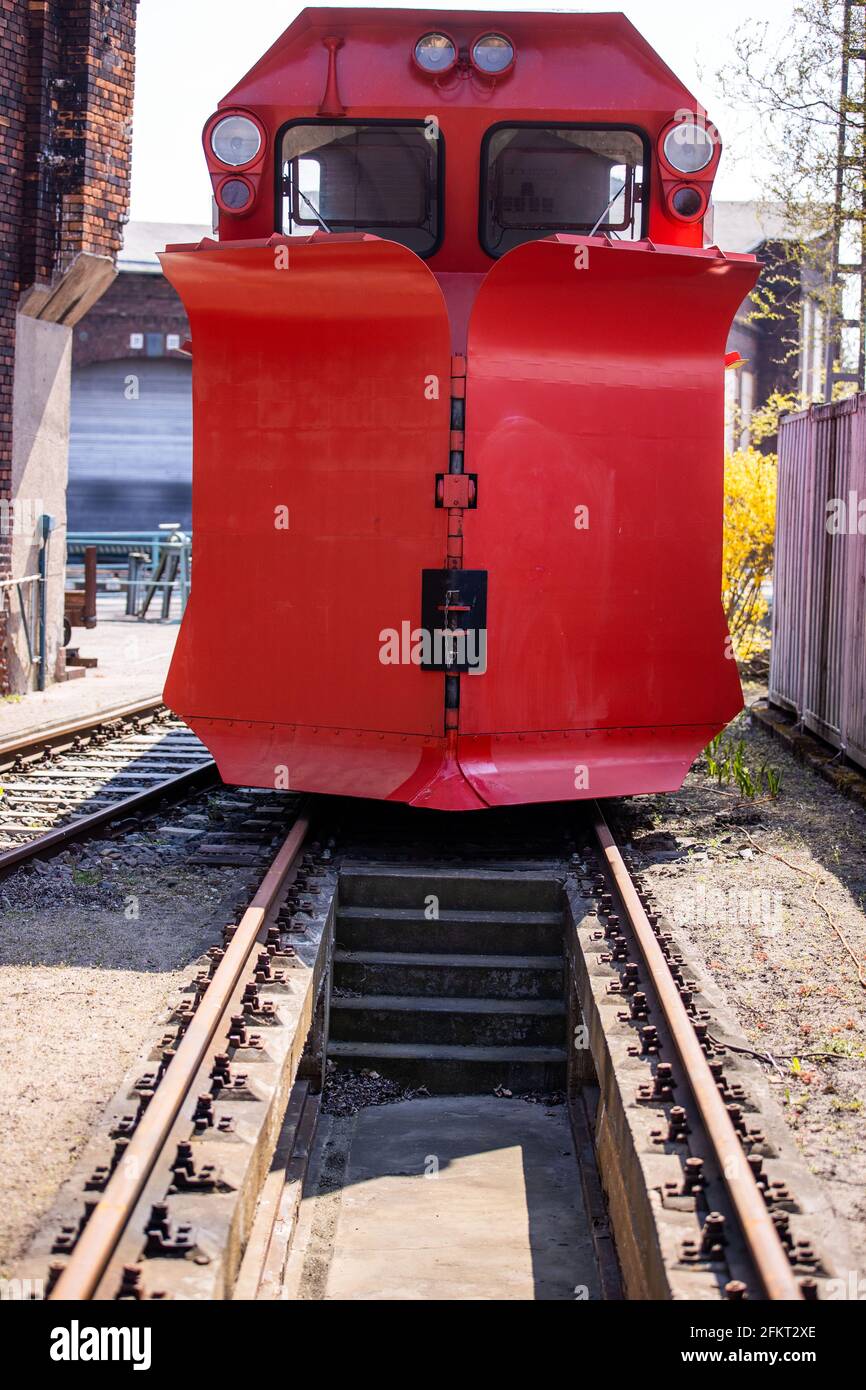 28 aprile 2021, Meclemburgo-Pomerania occidentale, Passerella: Di fronte alla storica piattaforma girevole presso il capanno del Railroad Experience Centre si trova un ringhiera. Il museo è stato chiuso per mesi a causa di misure di protezione Corona. Sul sito di 40,000 metri quadrati con lo storico capanno del motore del 1896, i visitatori possono ammirare la tecnologia ferroviaria con numerose locomotive a vapore e diesel. La locomotiva celebra un anniversario speciale nel 2021: Avrà 125 anni. Se e in quale forma può essere celebrata dipende dall'ulteriore sviluppo della pandemia. Con il aperto Foto Stock