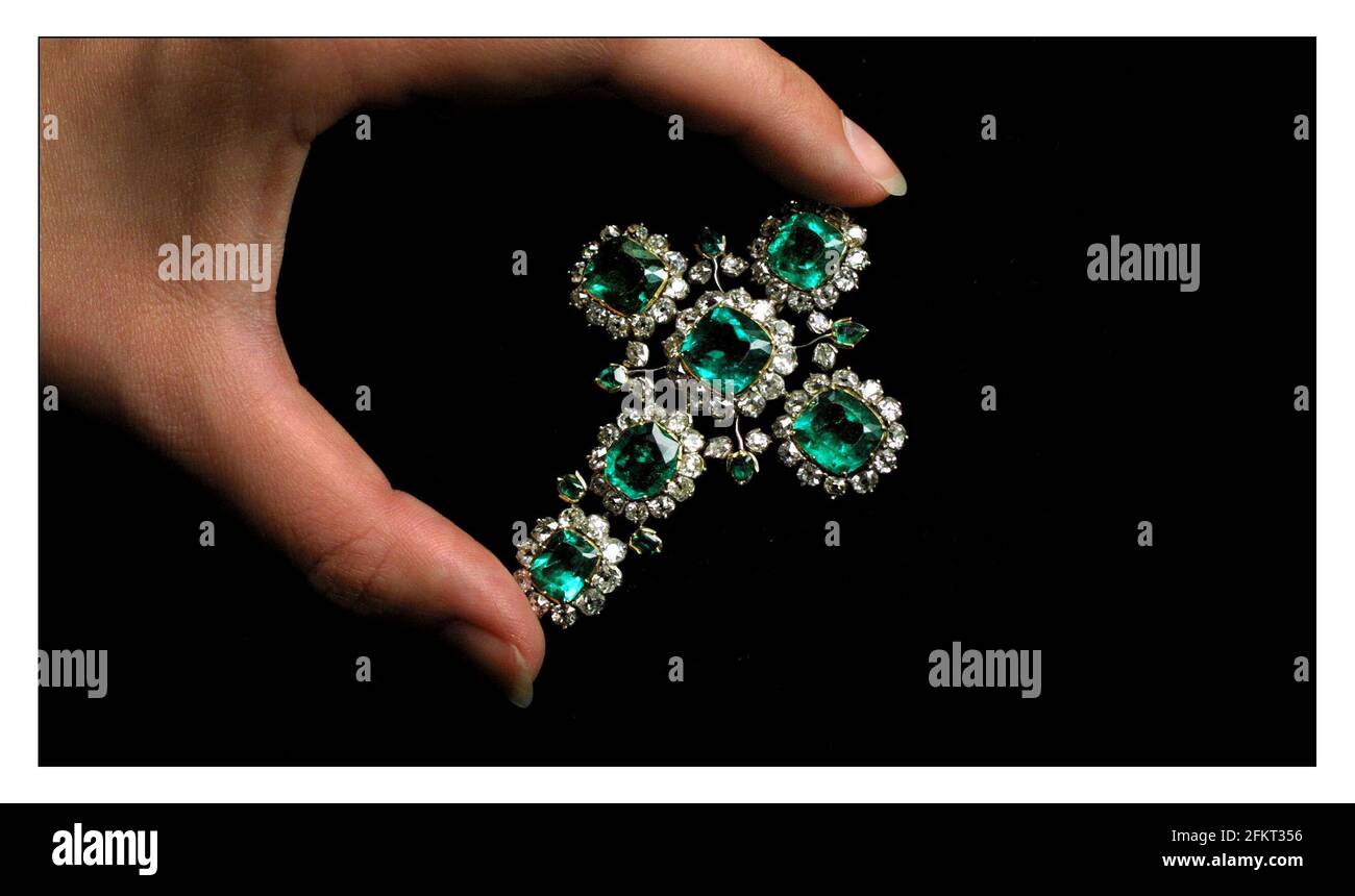 Soteby.... Uno squisito smeraldo e diamante crucifisso pendente,c 1800 che originariamente apparteneva alla Regina Charlotte ed è inciso con il suo monogramma sul retro è stimato per vendere a 40 a 60,000 all'asta il 18 giugno 2002.fotografato con Jewel specialista Emily Barber. pic David Sandison 28/5/2002 Foto Stock