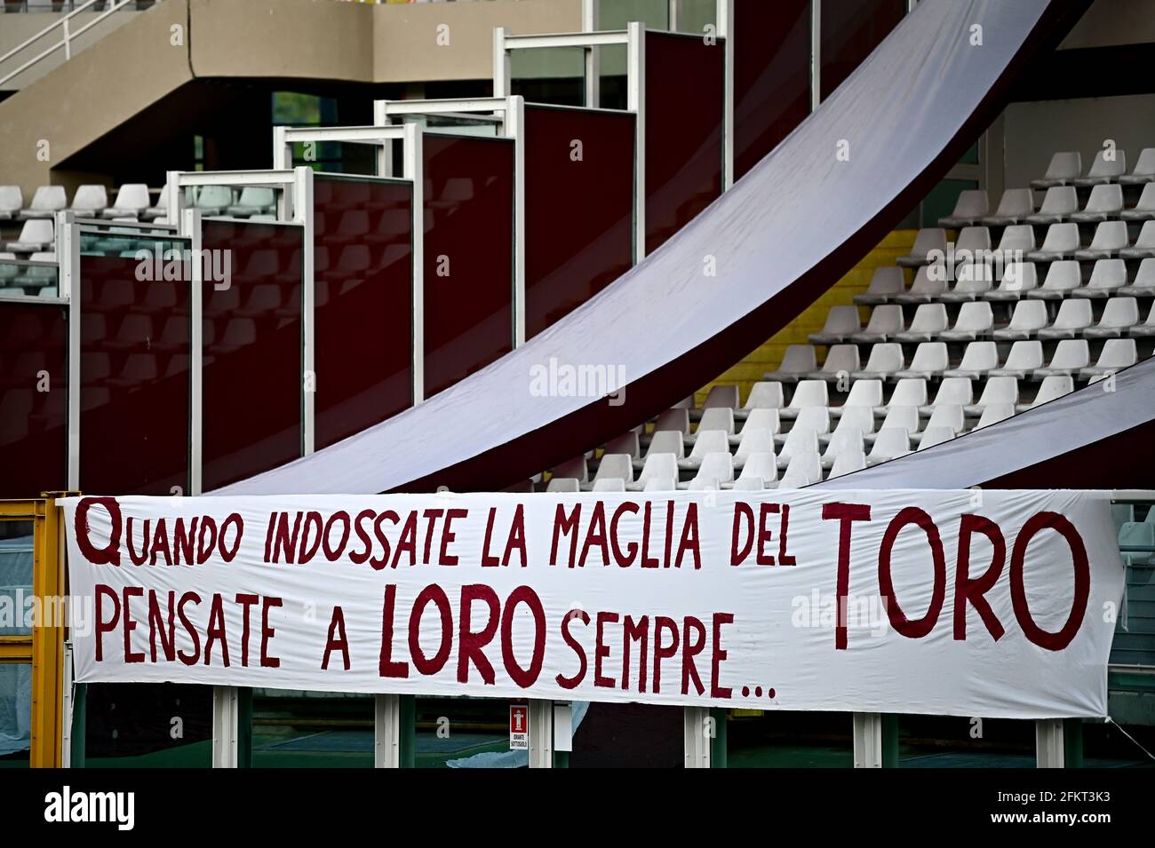 Torino, Italia. 03 maggio 2021. Una bandiera che recita 'quando si indossa la camicia Toro, sempre pensateci...' è esposta negli stand per onorare le vittime del disastro aereo della Superga 4 maggio 1949 prima della serie A tra Torino FC e Parma Calcio. I giocatori del Torino FC sono morti nel disastro aereo della Superga il 4 maggio 1949, quando un aereo che trasportava tutta la squadra del Torino FC si è schiantato nel muro di contenimento sul retro della Basilica di Superga. Il Torino FC ha vinto il 1-0 su Parma Calcio. Credit: Nicolò campo/Alamy Live News Foto Stock