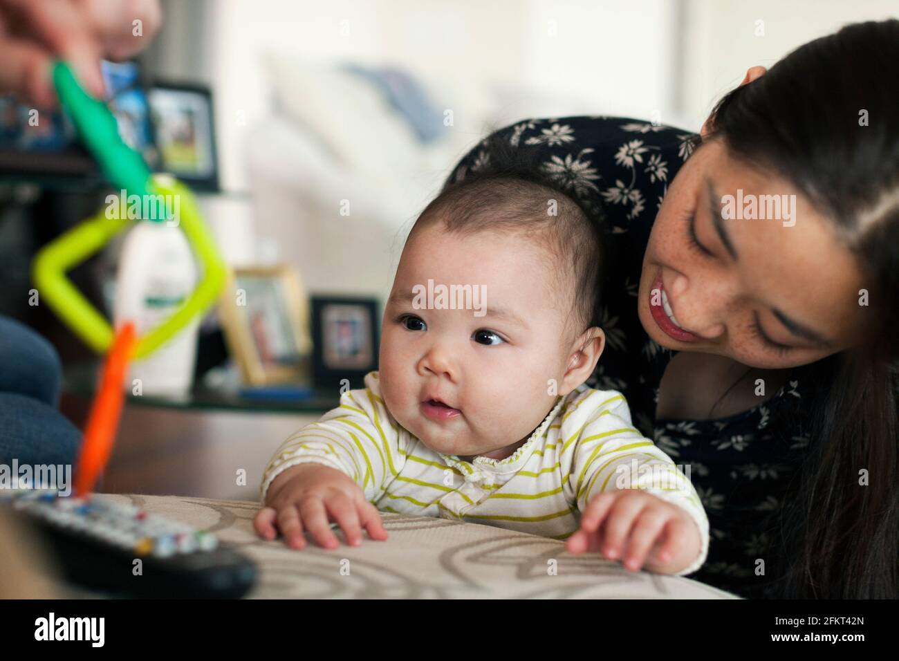 Close up dei genitori a giocare con la nostra bambina Foto Stock
