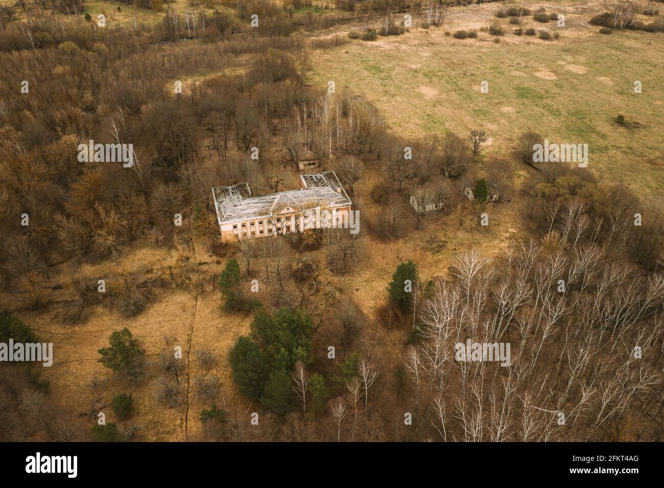 Bielorussia. Veduta aerea dell'ex edificio amministrativo abbandonato nella zona di Chernobyl. Catastrofi nucleari del Chornobyl. La Camera in è dilapida Foto Stock