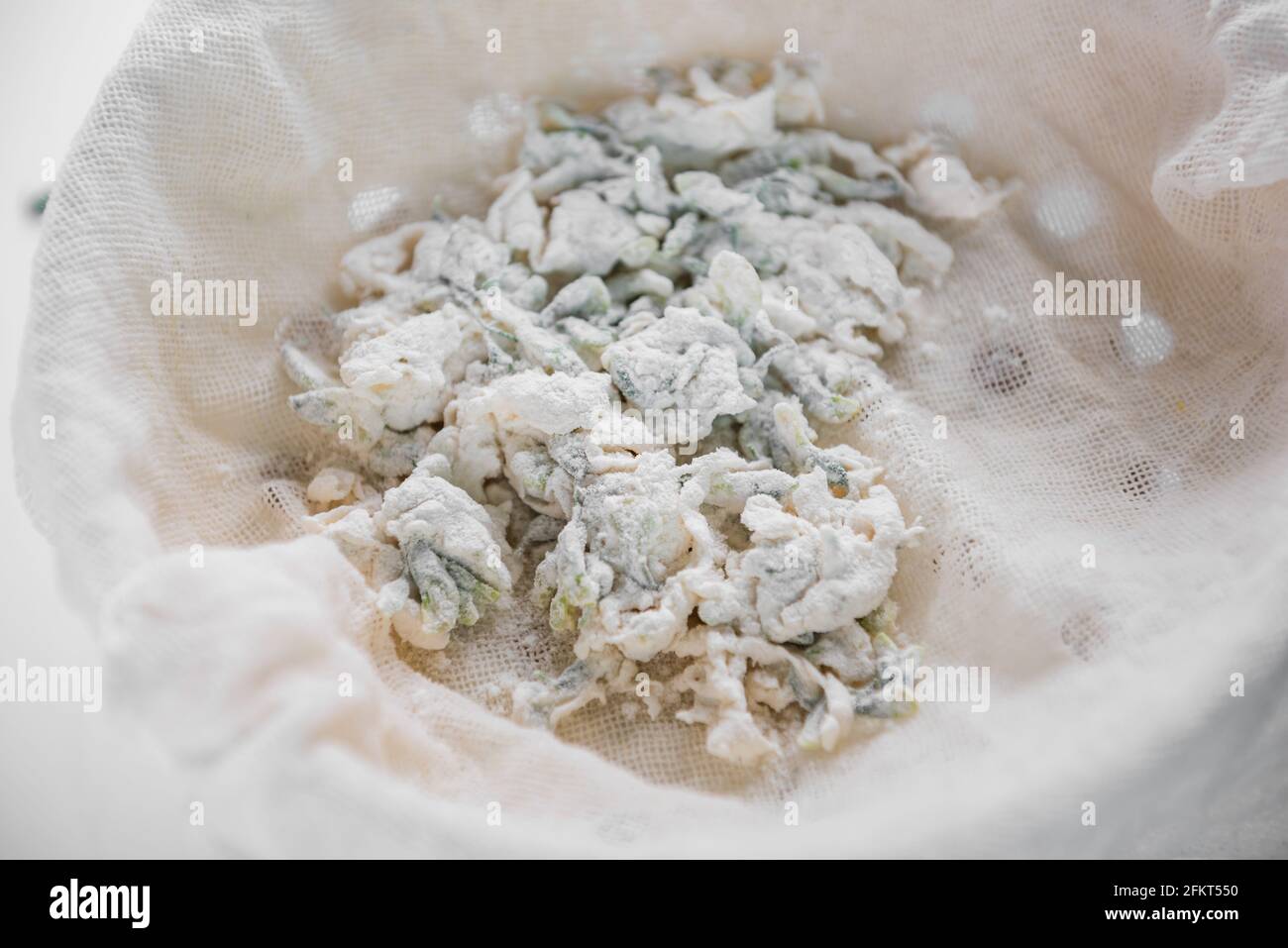 Cibo tradizionale cinese, cibo di primavera, fiore di sophora al vapore Foto Stock