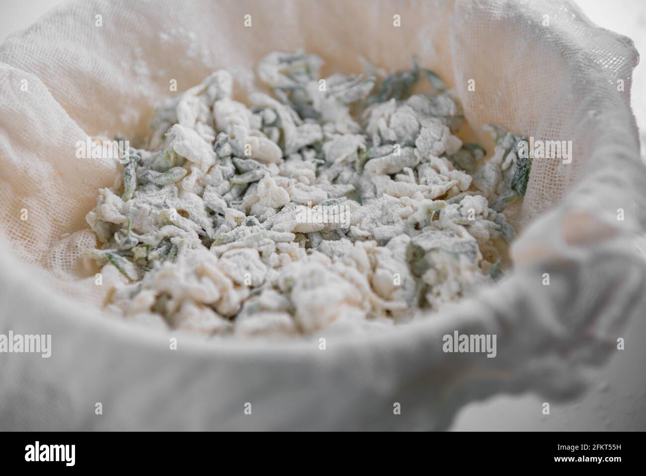 Cibo tradizionale cinese, cibo di primavera, fiore di sophora al vapore Foto Stock