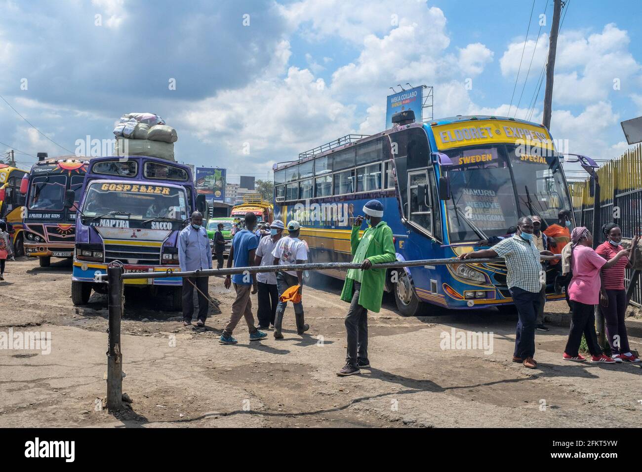 Gli autobus intercontea sono visti parcheggiati presso la stazione degli autobus di Machakos in attesa di passeggeri a Nairobi.Addressing la nazione dalla casa di Stato nel suo discorso completo del giorno del lavoro, il presidente Uhuru Kenyatta il 1 maggio, Ha alzato un freno su tutti i trasporti pubblici e viaggi di cross-contea mentre le scuole e le istituzioni di apprendimento si preparano a riaprire il 10 maggio come da il calendario accademico del Ministero dell'Istruzione. Il presidente ha anche esteso il coprifuoco nazionale attraverso Nairobi, Machakos, Kajiado, Kiambu e Nakuru alle 10:00 alle 4:00 tutti i giorni per un periodo di 30 giorni. Foto Stock