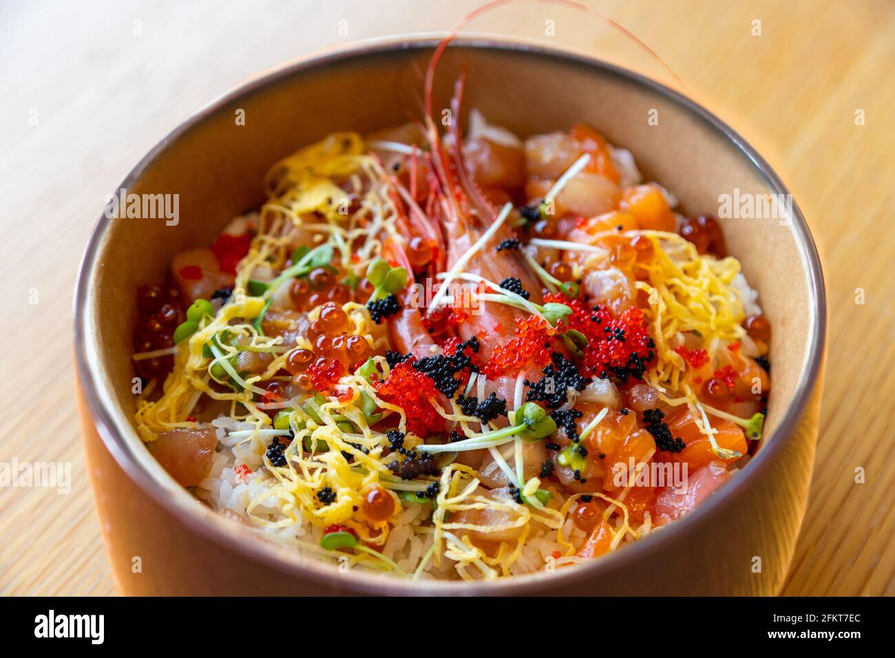 Ciotola di riso giapponese sushi con sashimi e pesce Roe conosciuto come Kaisendon Donburi Foto Stock