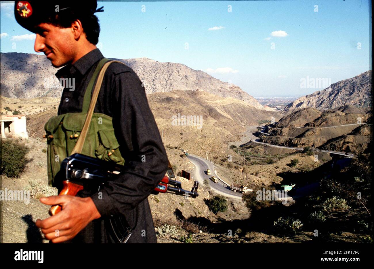 Le forze di sicurezza pakistane procedono fino al passo di Khyber La tratta di contrabbando dall'Afghanistan al Pakistan marzo 1996 Foto Stock