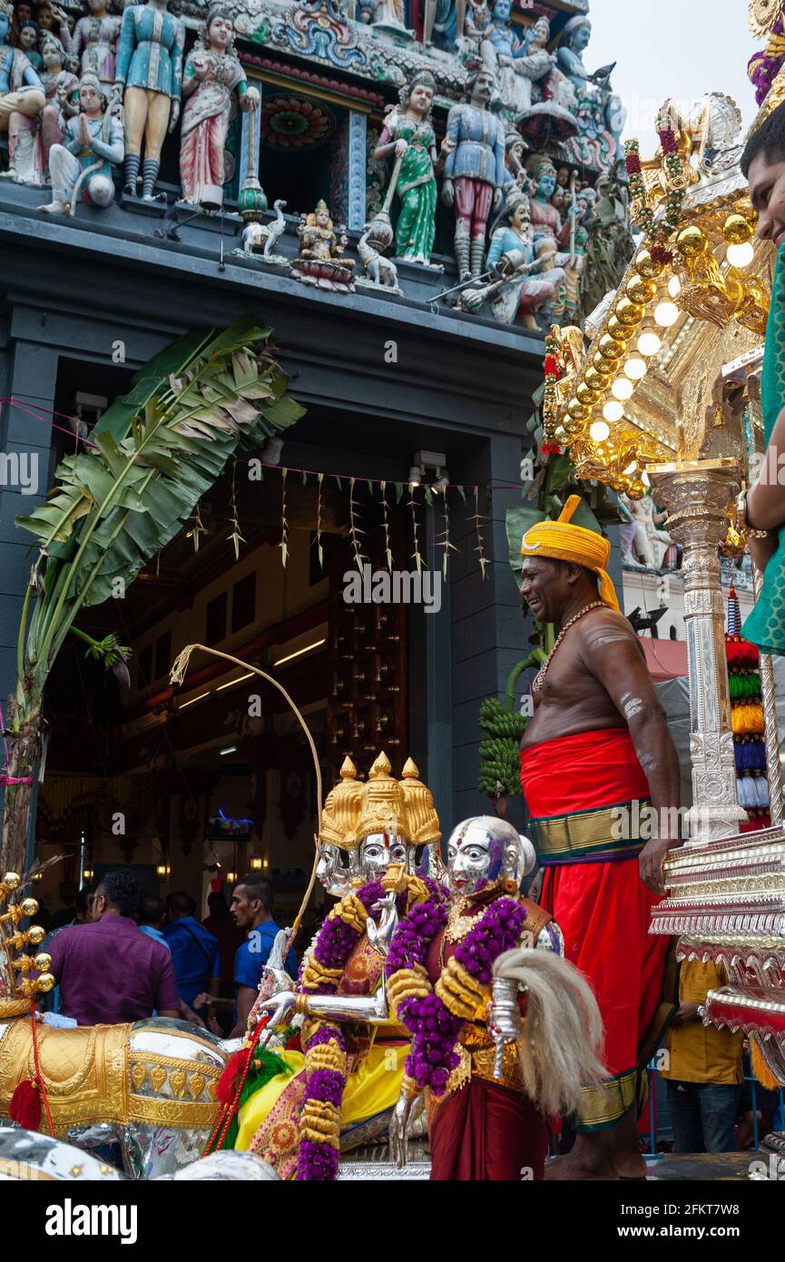 26.10.2018, Singapore, Repubblica di Singapore, Asia - Indù durante una tradizionale cerimonia religiosa di fronte al tempio di Sri Mariamman a Chinatown. Foto Stock