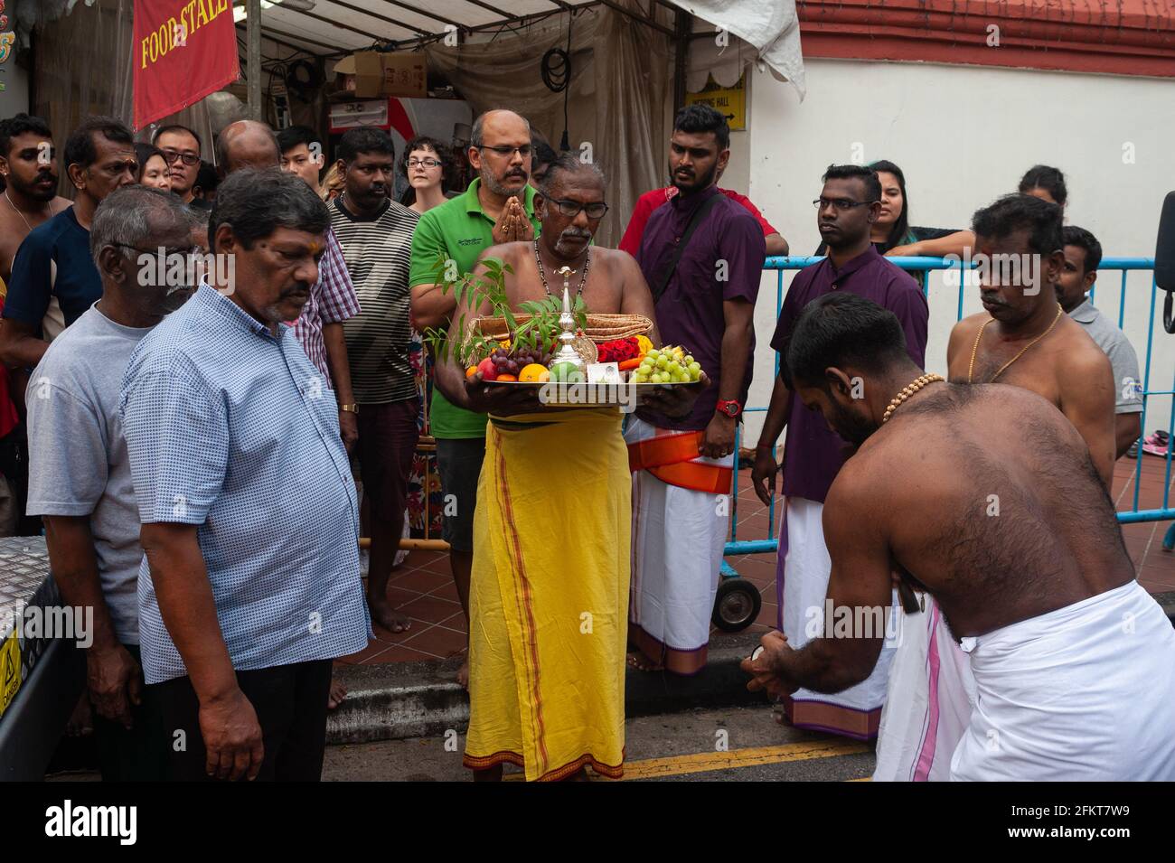 26.10.2018, Singapore, Repubblica di Singapore, Asia - Indù durante una tradizionale cerimonia religiosa di fronte al tempio di Sri Mariamman a Chinatown. Foto Stock