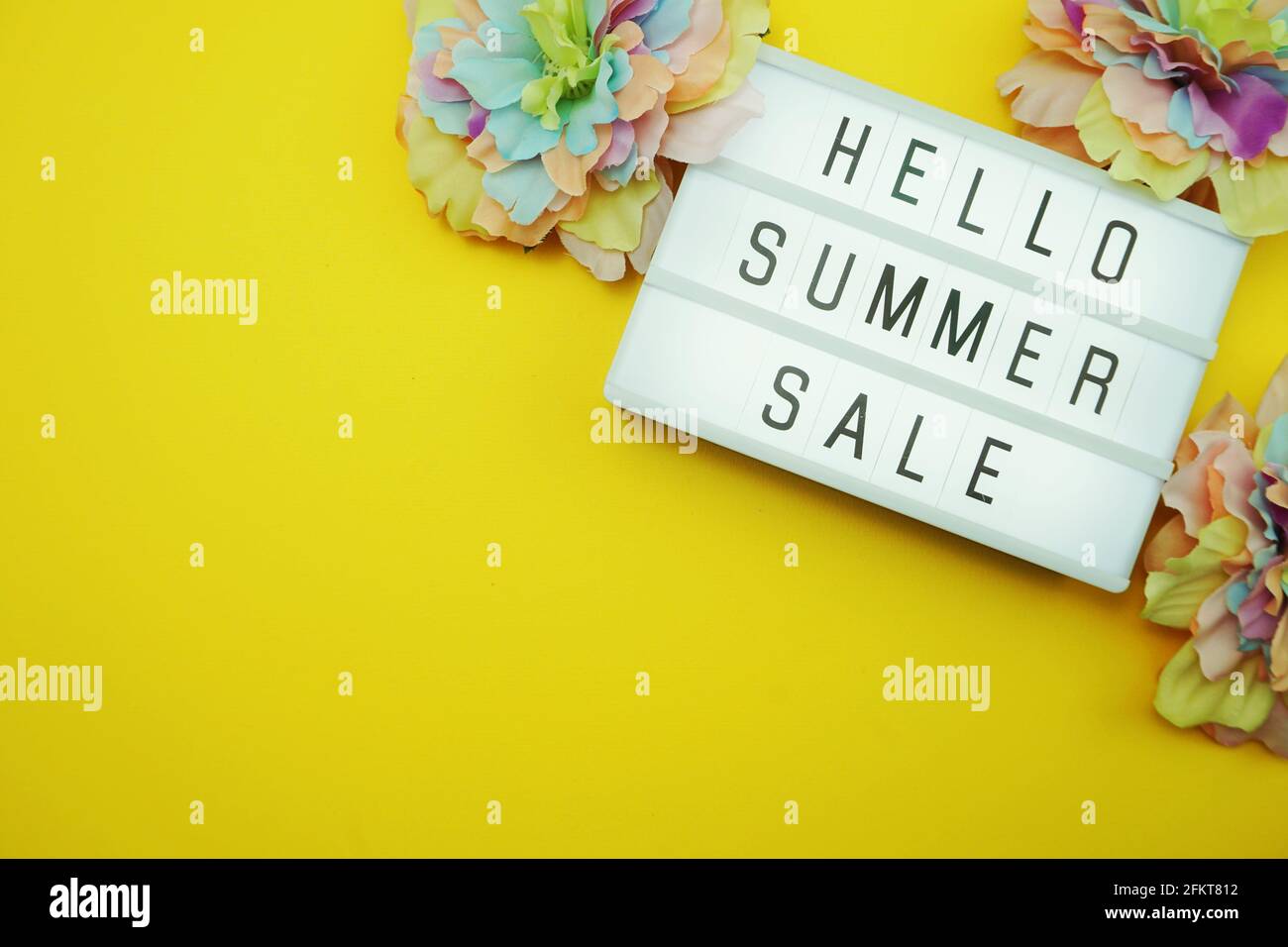 Hello Summer sale testo in scatola luminosa con fiore colorato su sfondo giallo Foto Stock