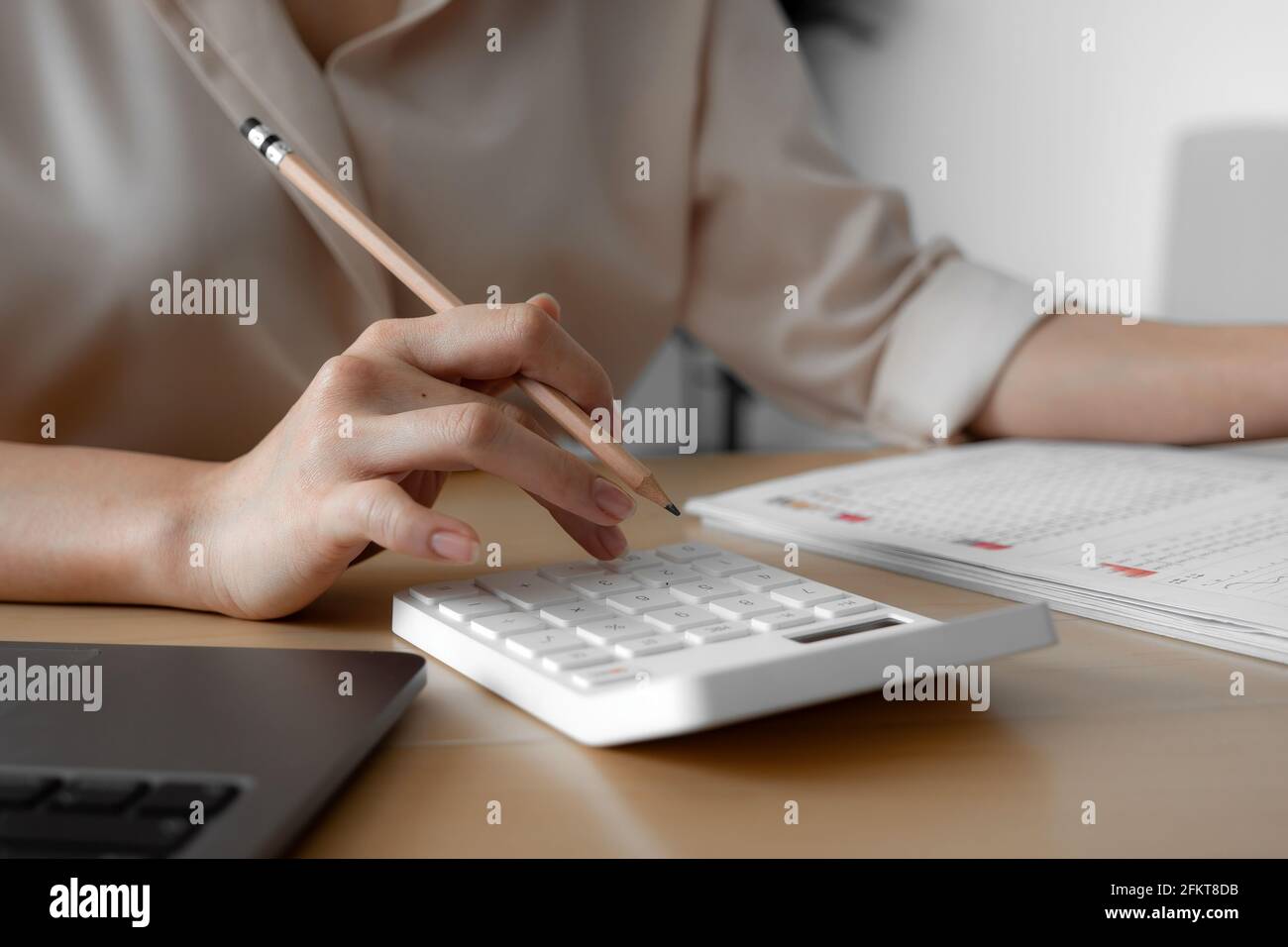 Primo piano della mano di un uomo d'affari che calcola la fattura, il preventivo, il rapporto mensile con calcolatore, concetto di risparmio di contabilità di affari Foto Stock