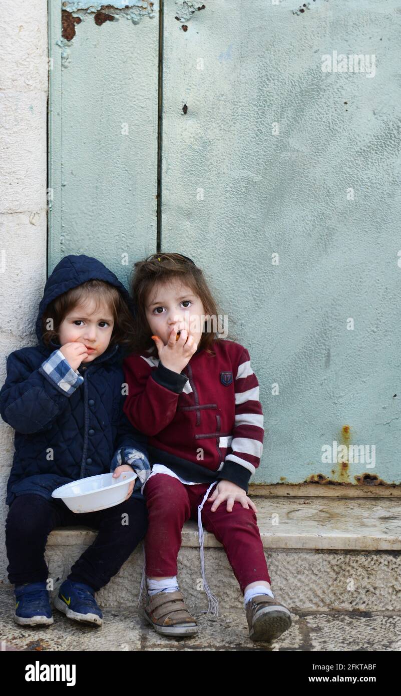 Ragazze curiose nel quartiere Mea Shearim di Gerusalemme, Israele. Foto Stock