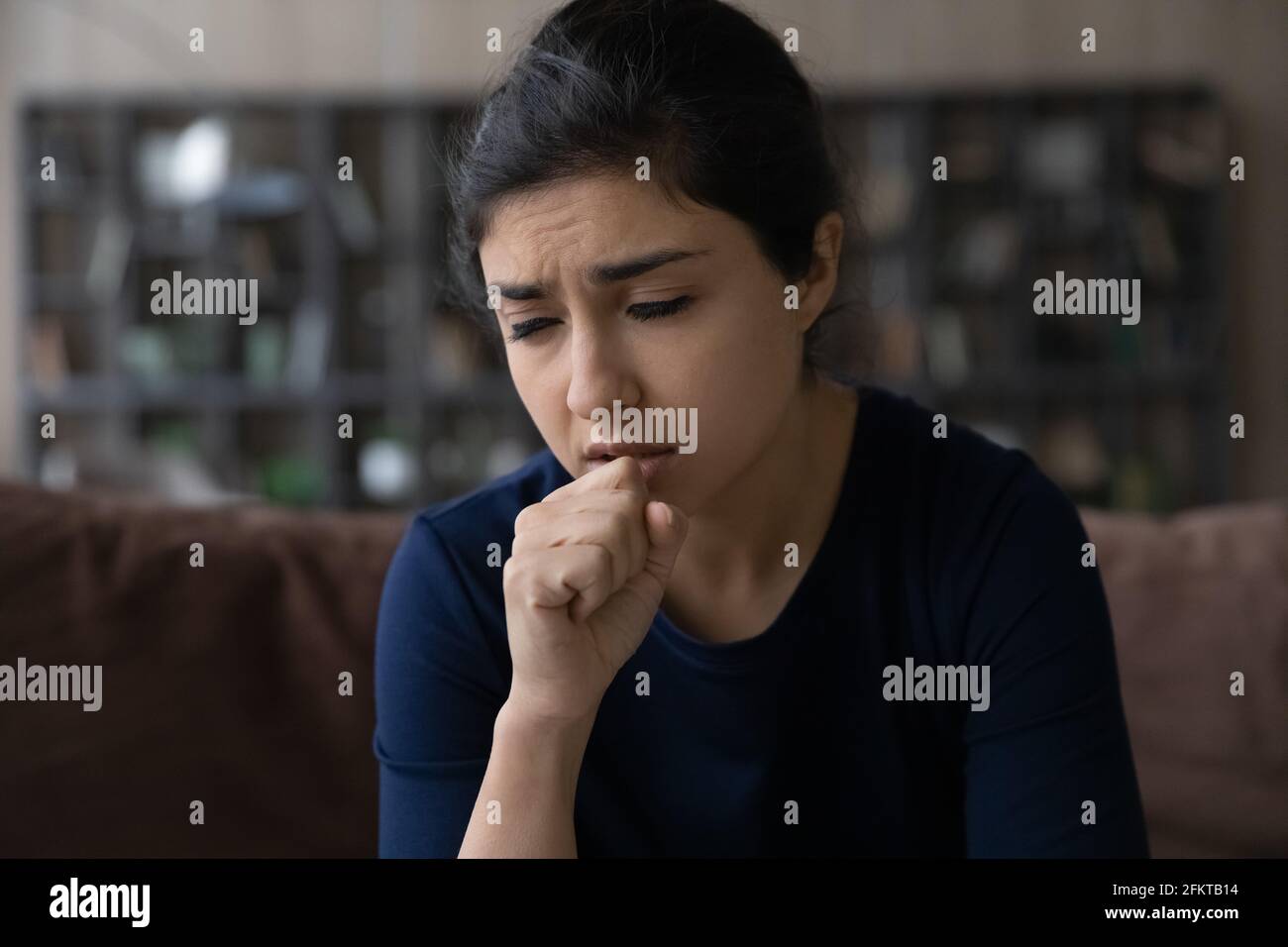 Primo piano la donna indiana tosse, sensazione di malessere, malattie respiratorie Foto Stock