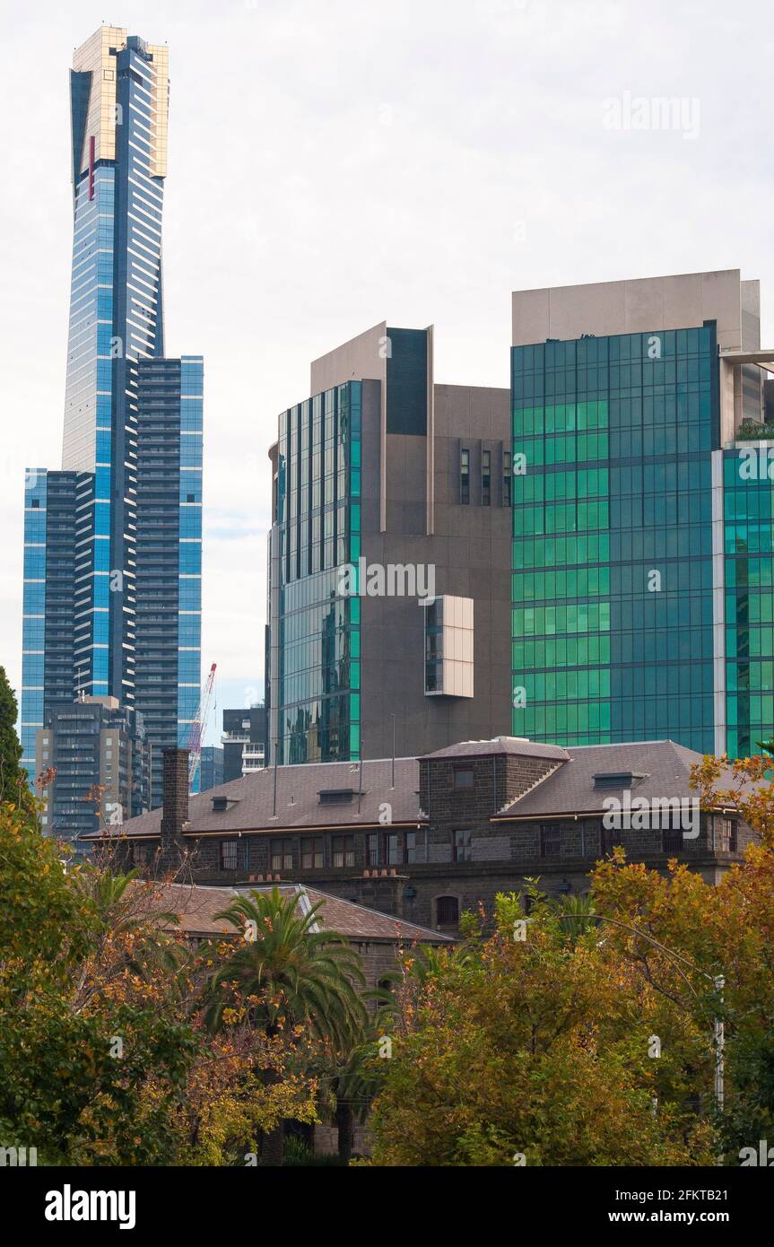 Torri aziendali e residenziali nella Southbank di Melbourne, tra cui il grattacielo Eureka Tower di 297 metri, visto oltre le caserme Victoria del XIX secolo Foto Stock