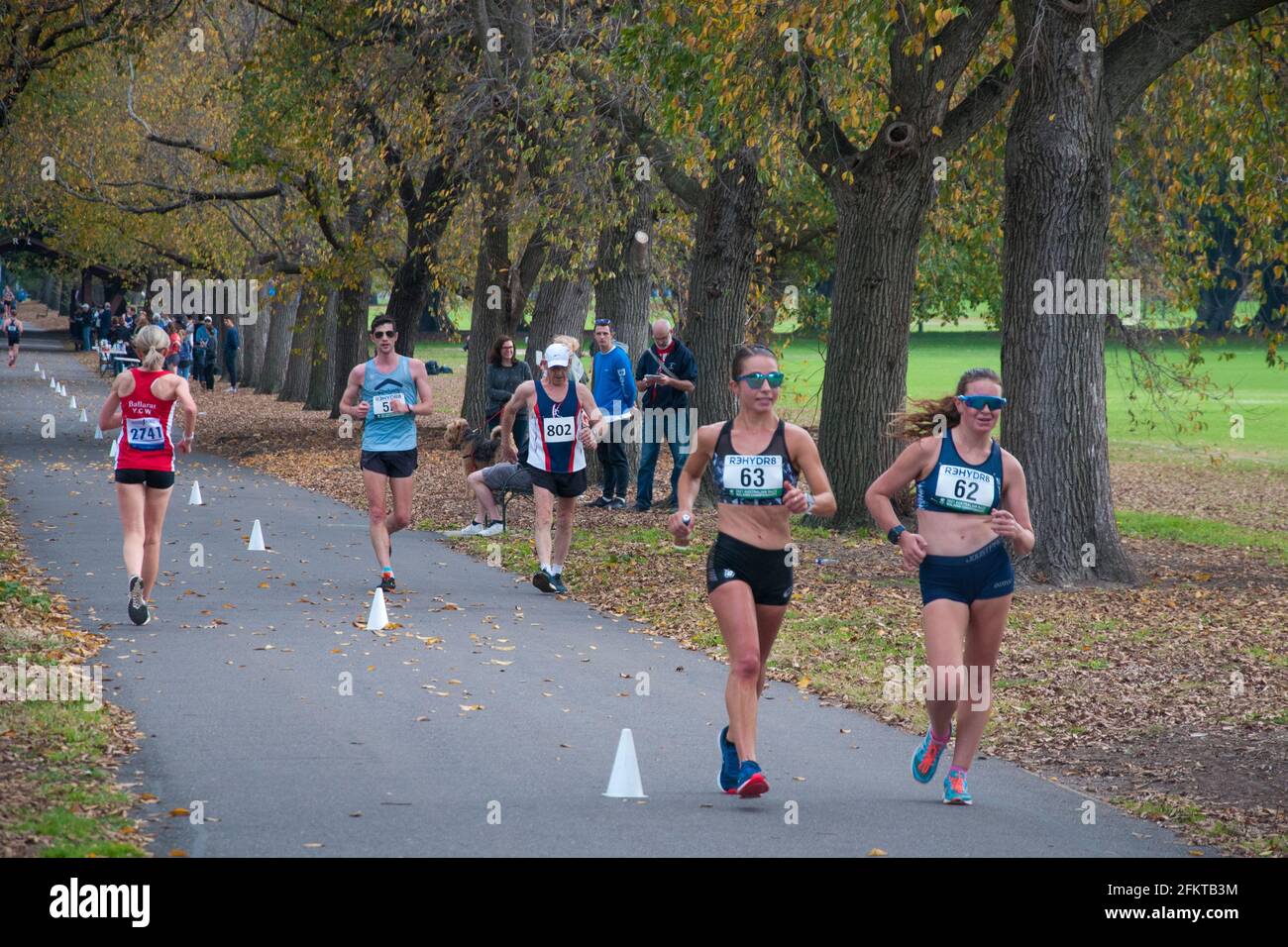 Gli escursionisti gareggiano su un percorso di 20 km intorno al Fawkner Park, Melbourne, domenica 2 maggio 2021 Foto Stock