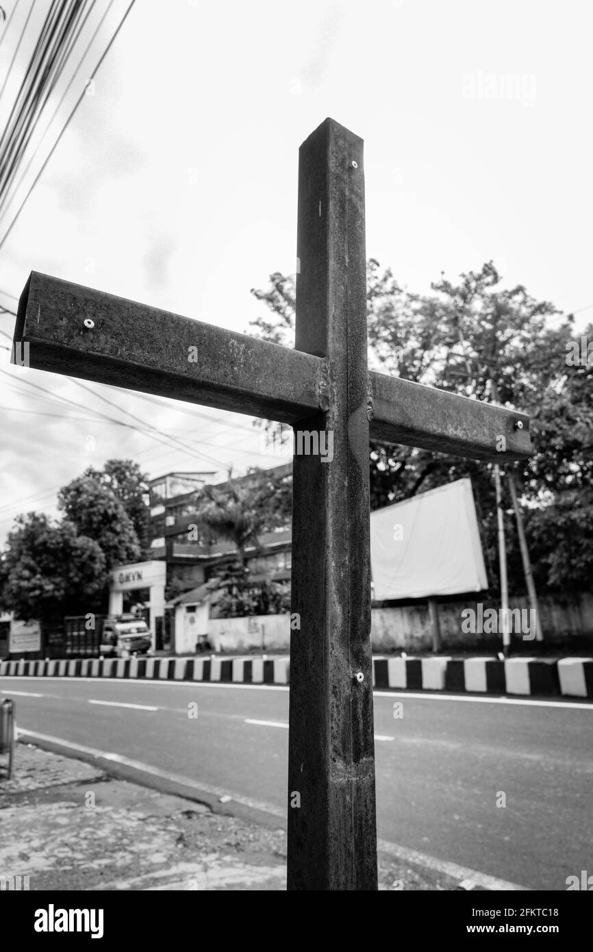 Un primo piano di una figura a croce in bianco e nero. Foto Stock