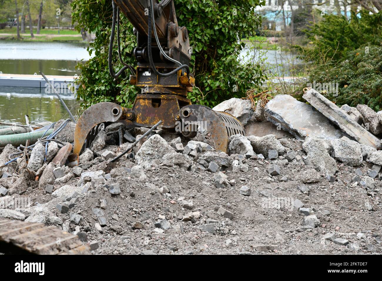 Dragaggio in un parco ba il lago Foto Stock
