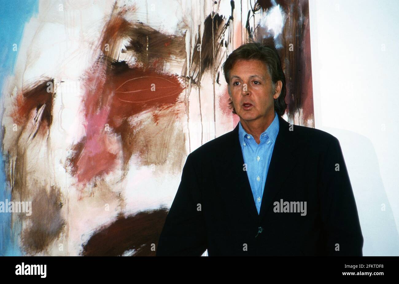 Paul McCartney, britischer Sänger, Komponist und Maler, eröffnet eine Ausstellung seiner Bilder in Siegen, Deutschland 1999. Foto Stock