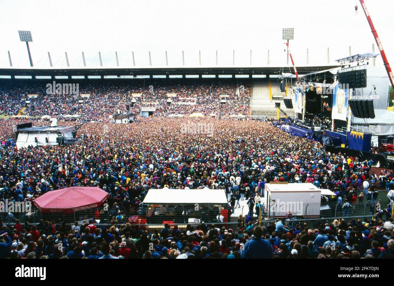 Fans im Stadioninnenraum beim Konzert der Band 'pur' in Düsseldorf, Deutschland 1996. Foto Stock