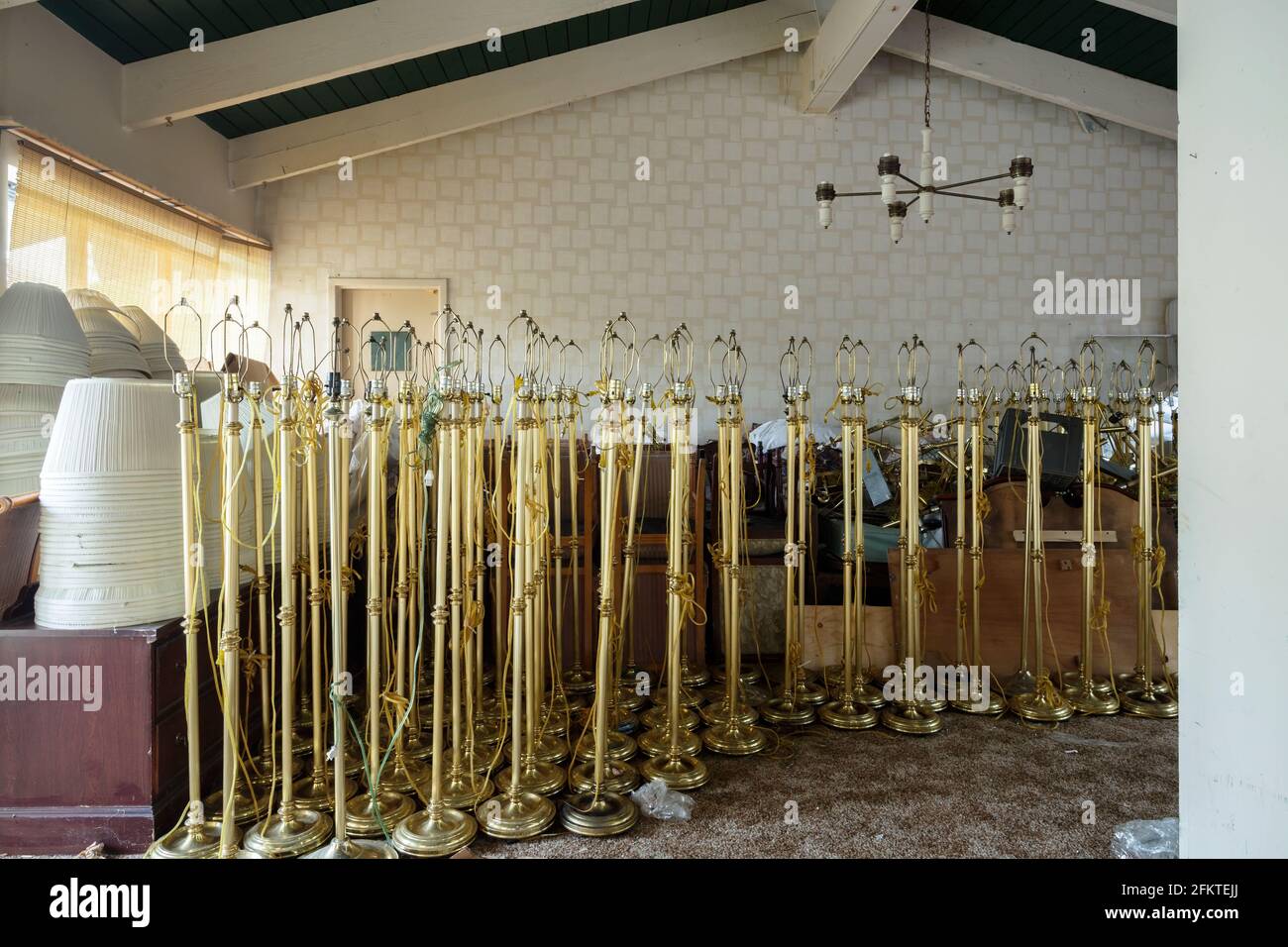 Decine di lampade da pavimento raccolte all'interno di un motel abbandonato. Questo edificio è stato demolito e non esiste più. Foto Stock