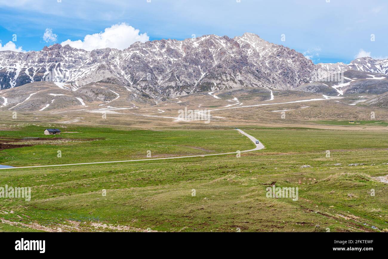Vista panoramica su campo Imperatore e sul massiccio del Gran Sasso nel Parco Nazionale del Gran Sasso. Abruzzo, Italia. Foto Stock