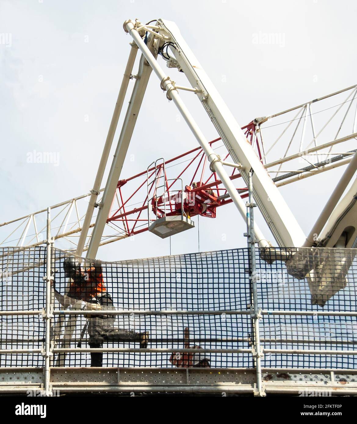 Marzo 30. 2021. Operaio di costruzione ravvicinato sul piano superiore durante un versamento di calcestruzzo. Nuove unità domestiche al 56-58 di Beane St. Gosford. Creazione di serie. Foto Stock