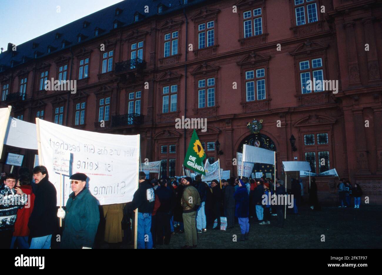 Demonstranten beim politischen Aschermittwoch der SPD vor dem Kurfürstlichen Schloss in Mainz, Deutschland 1994. Foto Stock