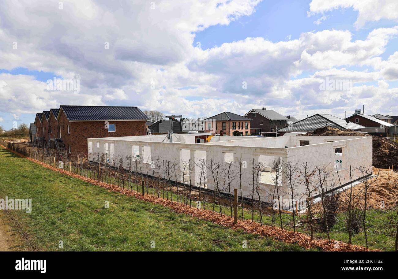 Schleswig, Germania. 14 Apr 2021. Costruzione di un appartamento in un immobile con case indipendenti, case bifamiliari e appartamenti in una zona residenziale alla periferia di Schleswig. Credit: Christian Charisius/dpa/Alamy Live News Foto Stock