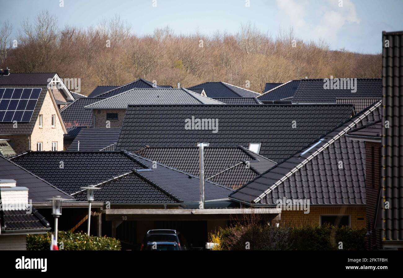 Schleswig, Germania. 14 Apr 2021. Diverse case di un immobile con case indipendenti e case semi-indipendenti in una zona residenziale alla periferia di Schleswig. Credit: Christian Charisius/dpa/Alamy Live News Foto Stock