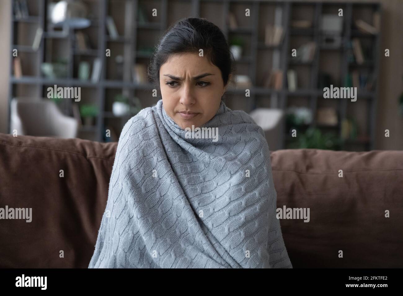 Primo piano malata donna indiana coperta di coperta che si sente malsana Foto Stock
