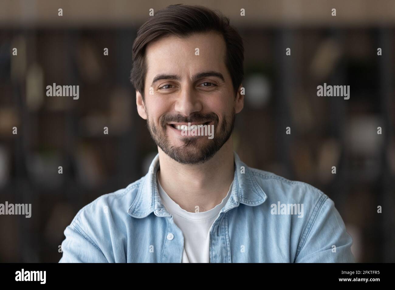 Ritratto con la testa che sorrideva un uomo sicuro che guarda la fotocamera Foto Stock